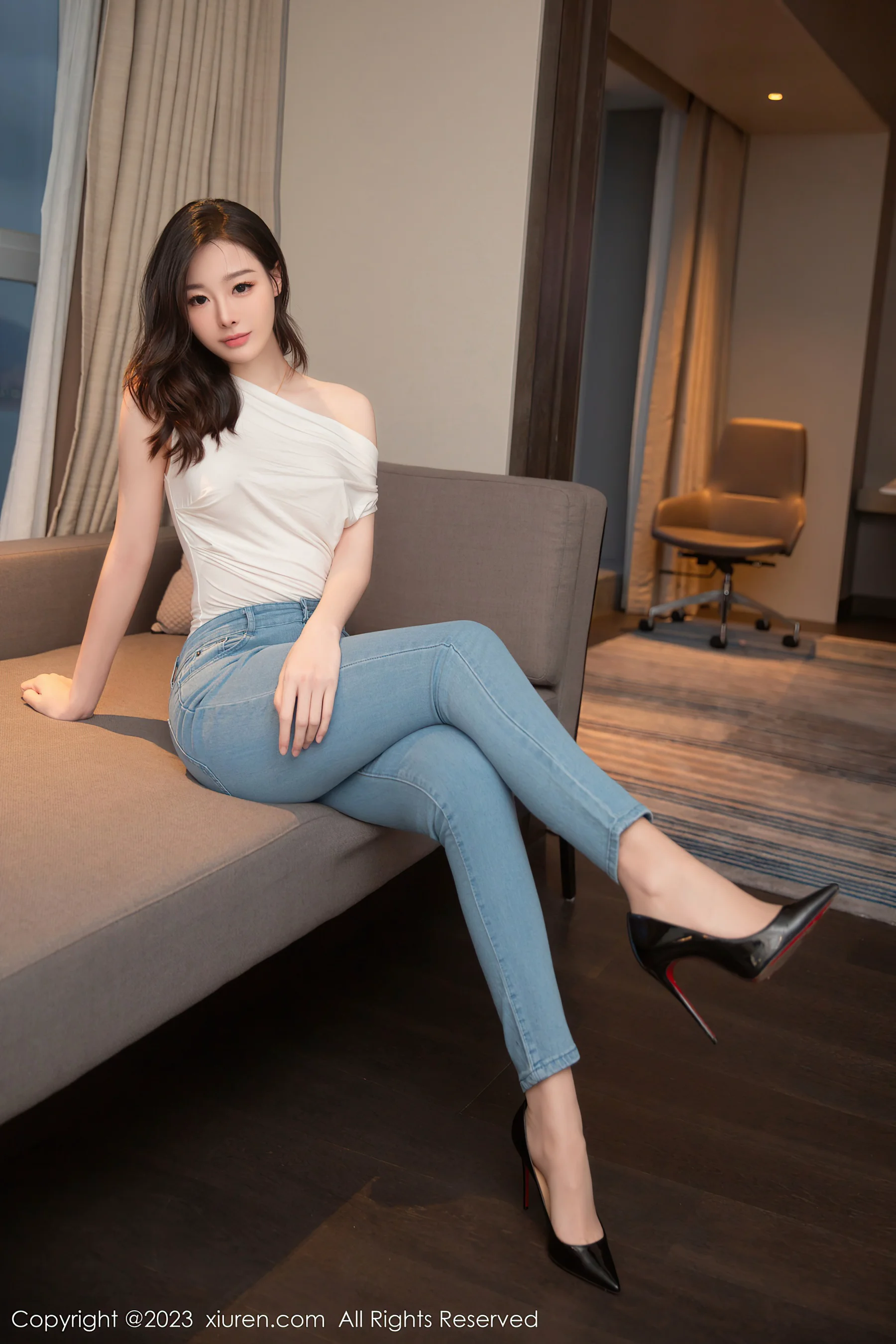 [XiuRen秀人网] No.6250 是小逗逗 美臀牛仔裤 - 爱照片