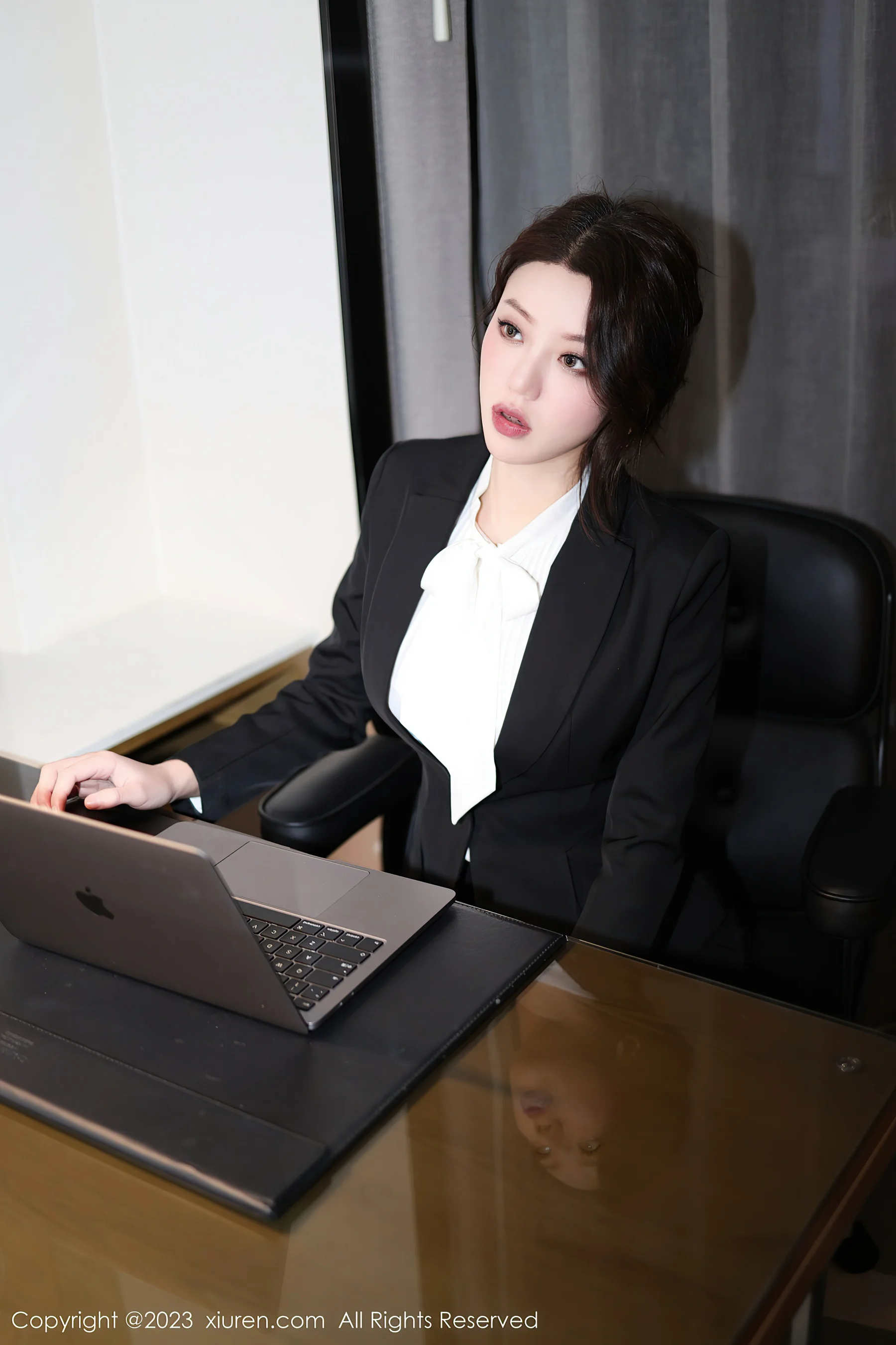 [XiuRen秀人网] No.6342 米娜MnaL 黑丝美腿 - 爱照片