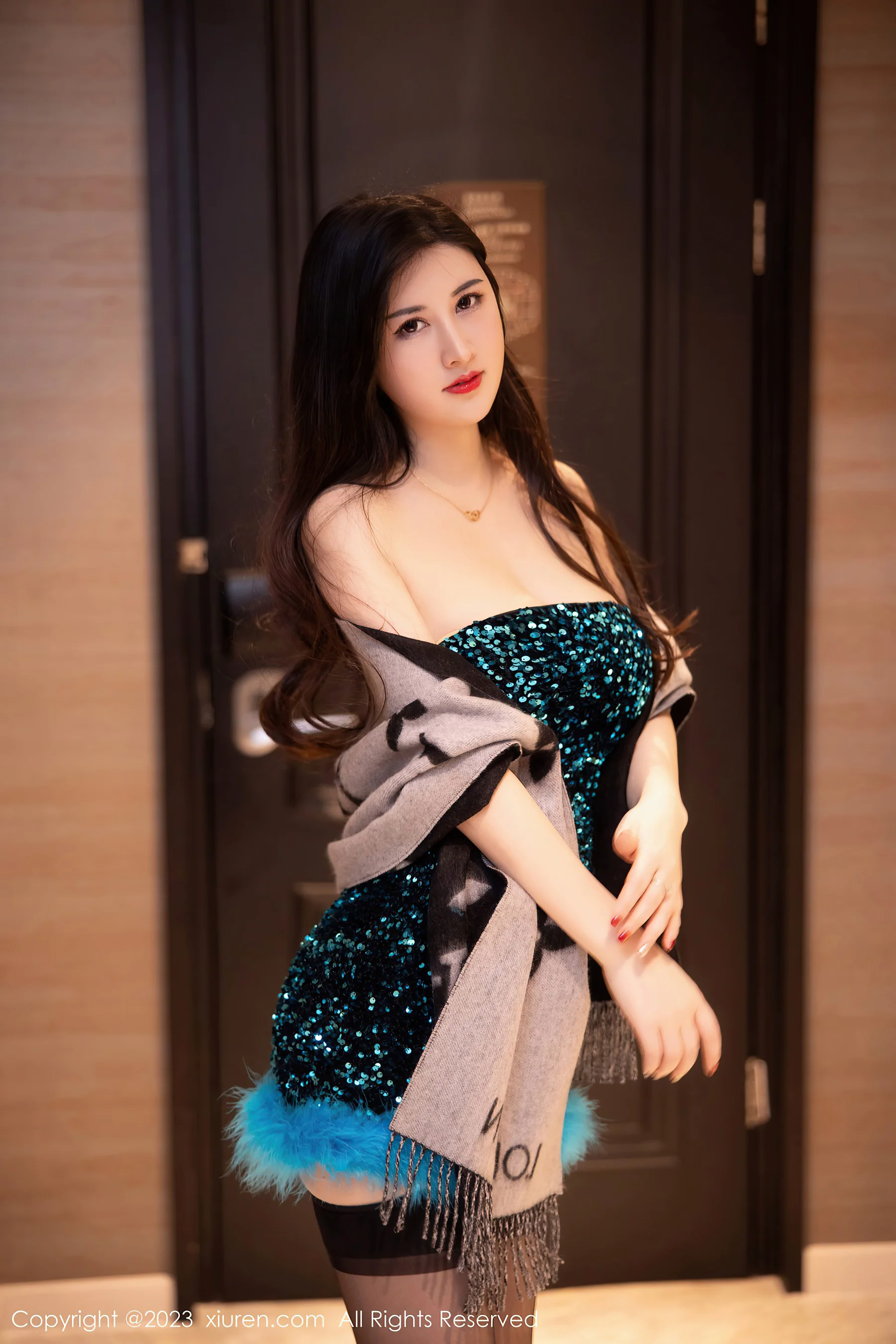 [XiuRen秀人网] No.6384 诗诗kiki 黑丝美臀 - 爱照片