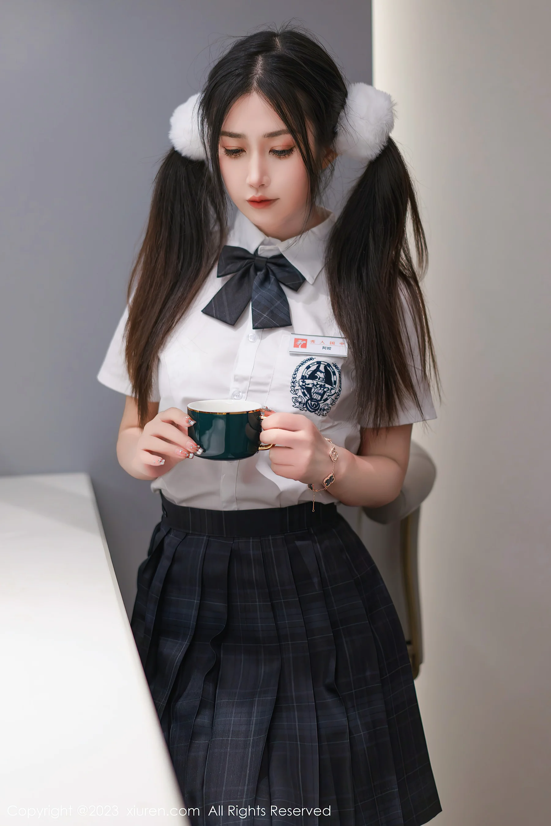 [XiuRen秀人网] No.6397 laura阿姣 短裙美臀 - 爱照片