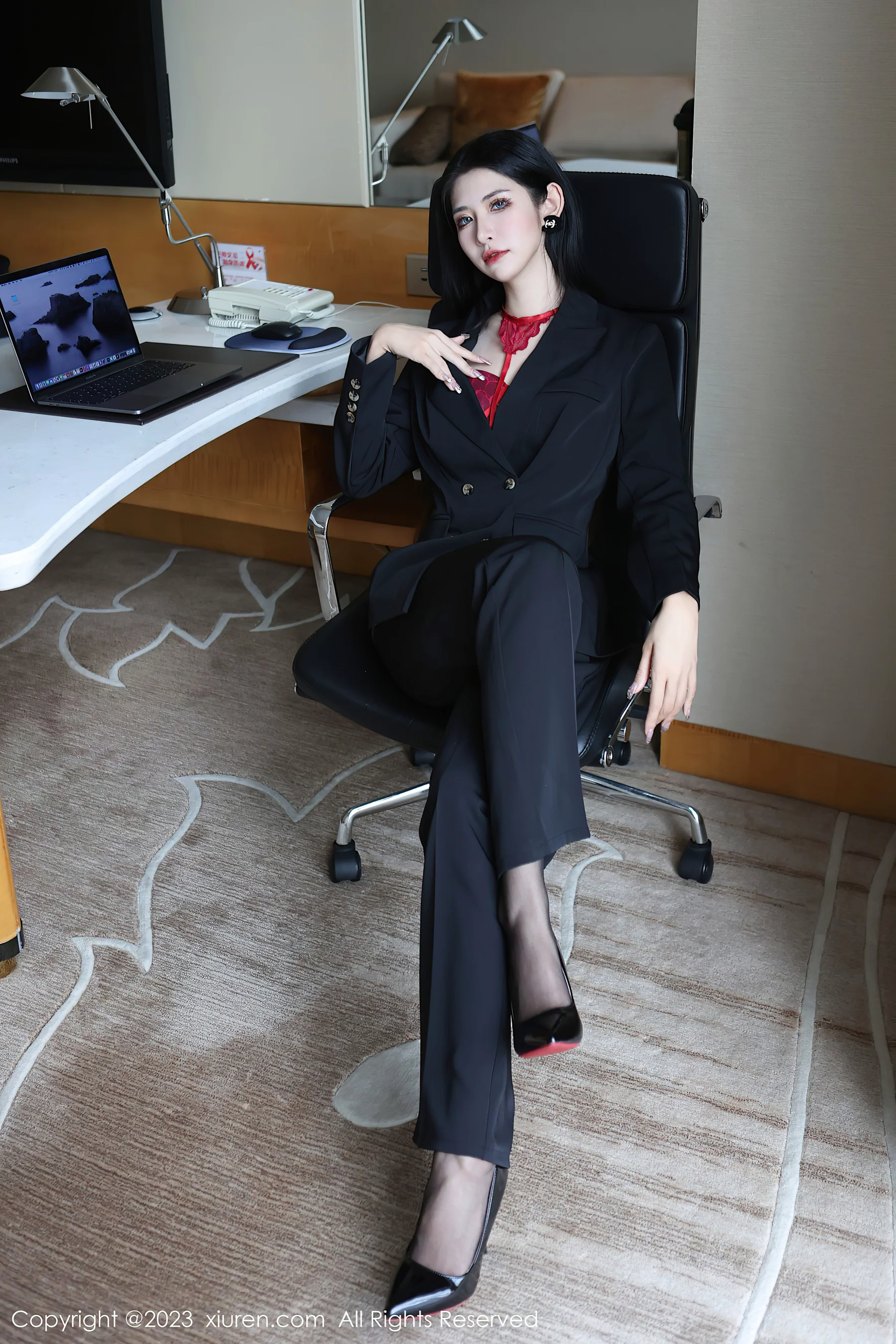 [XiuRen秀人网] No.6402 依娜Yina 美腿新人 - 爱照片