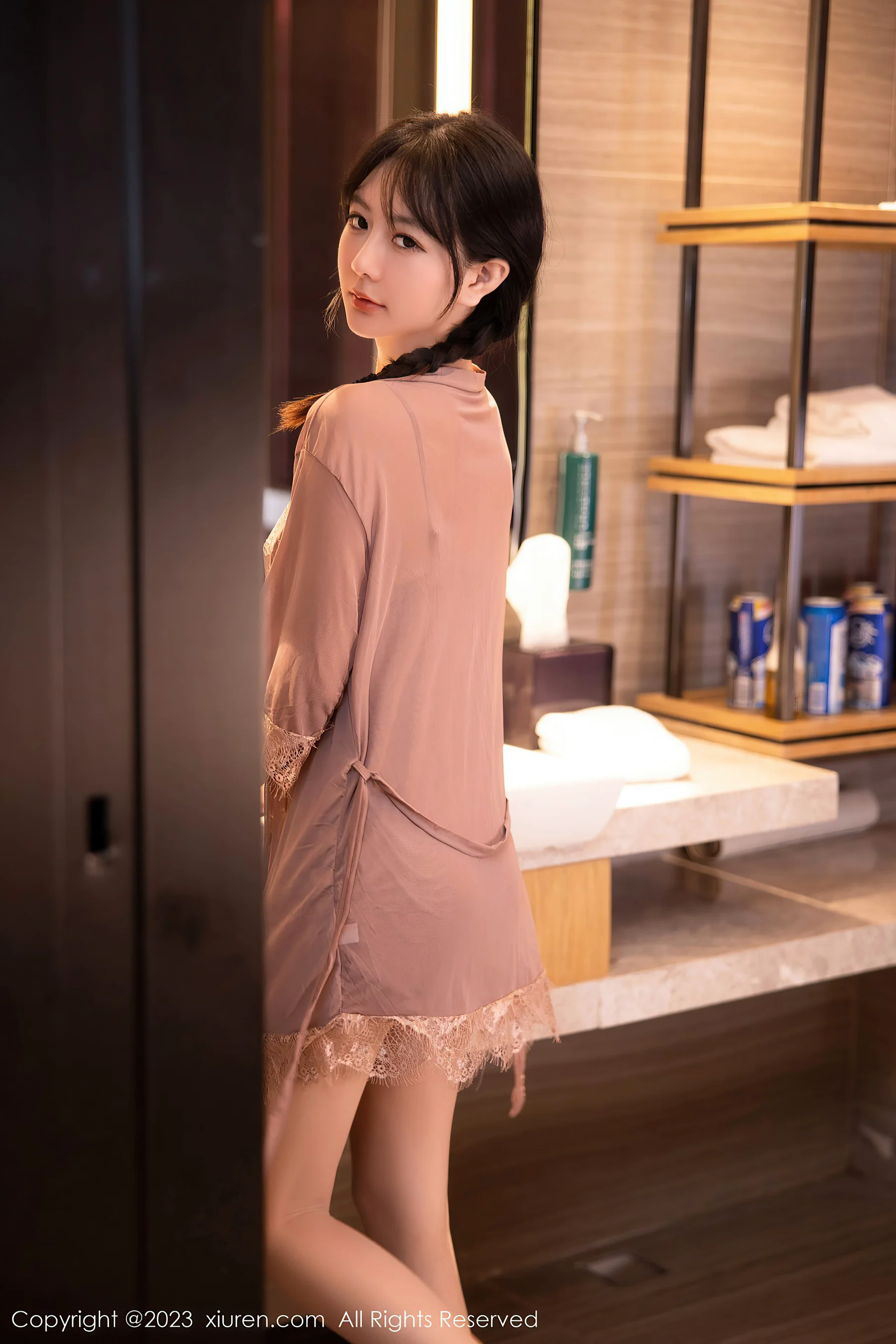 [XiuRen秀人网] No.6558 谢小蒽 丝袜美腿 - 爱照片
