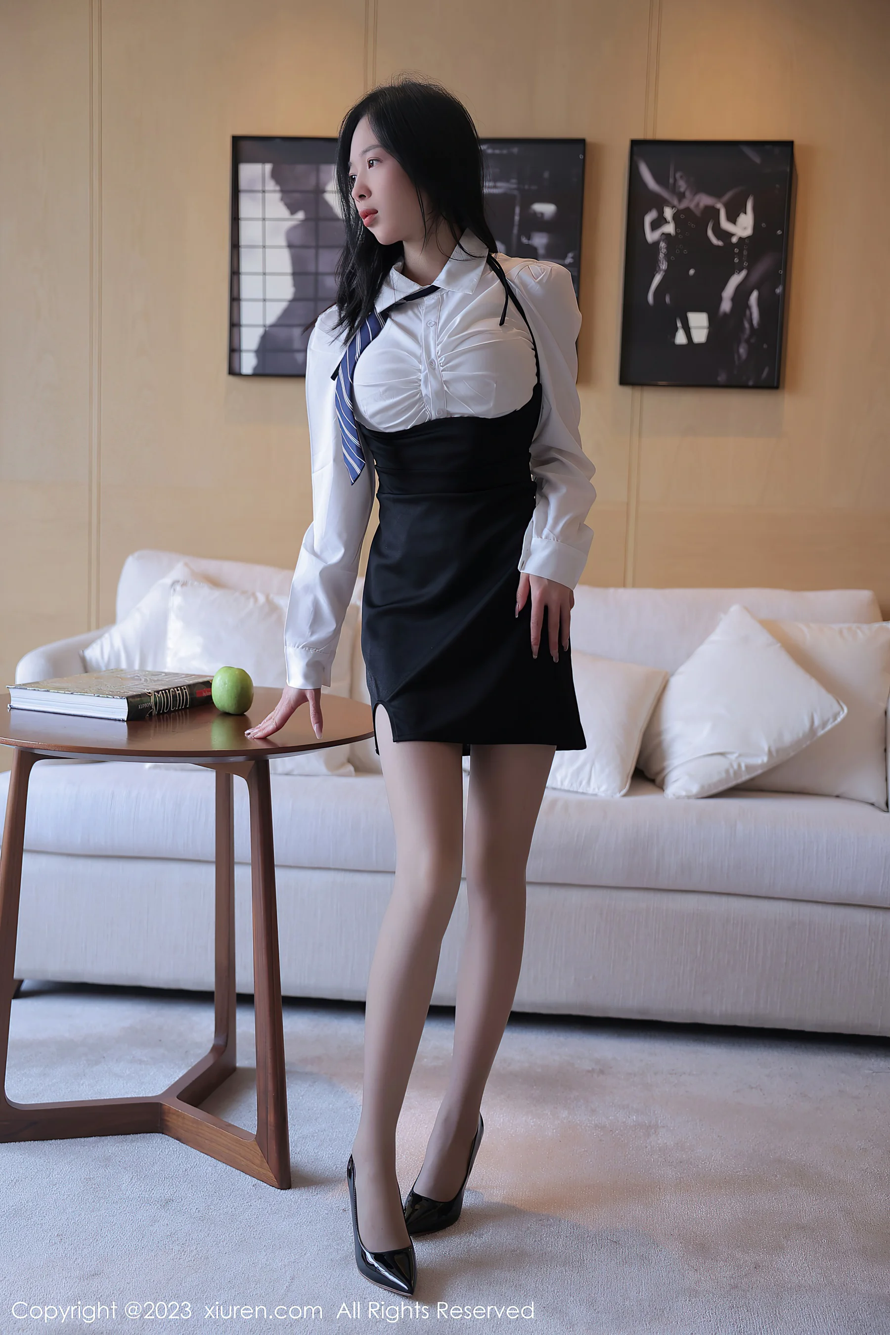 [XiuRen秀人网] No.6675 茜茜Kimi 美腿短裙 - 爱照片