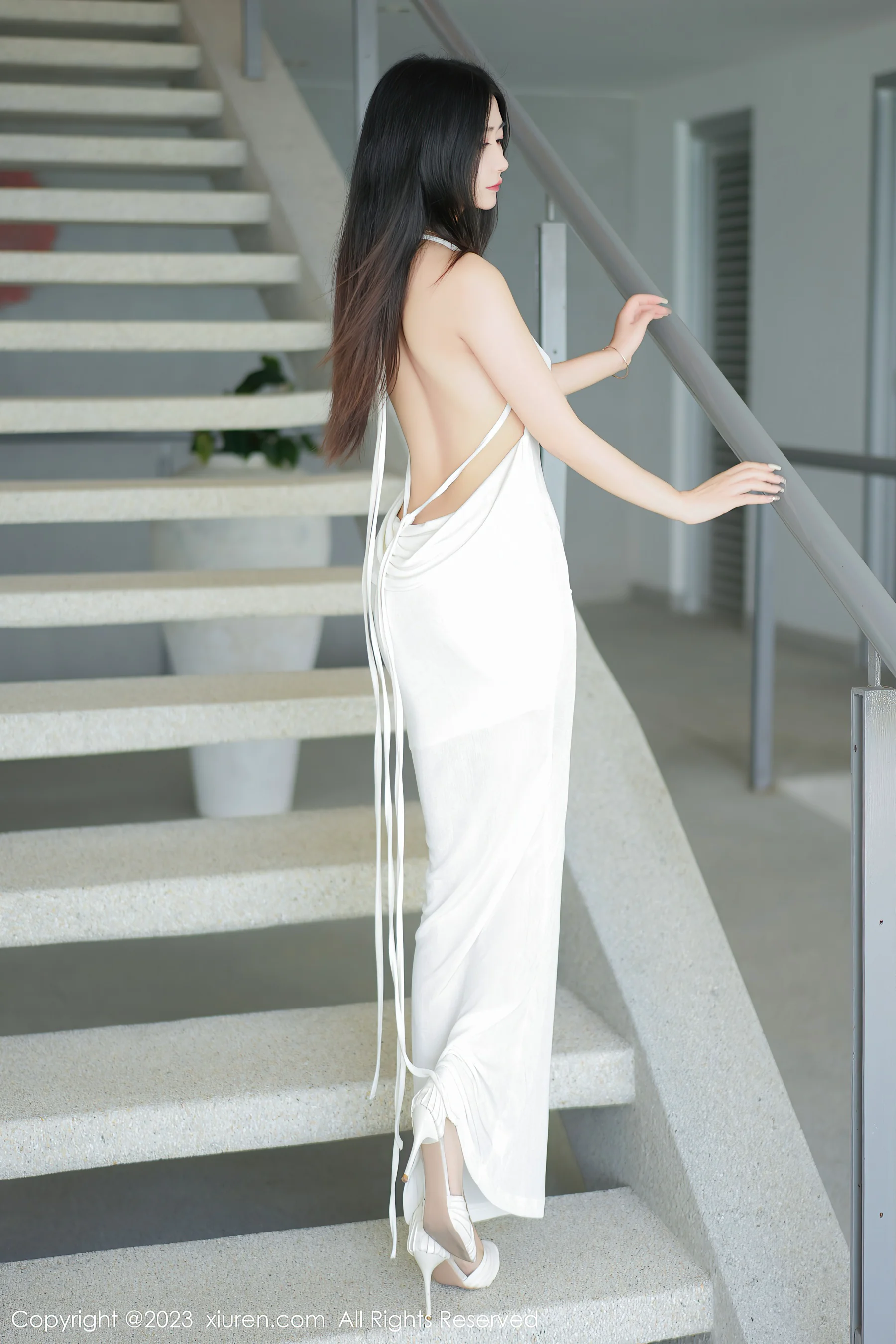 [XiuRen秀人网] No.6678 laura阿姣 美腿长裙 - 爱照片