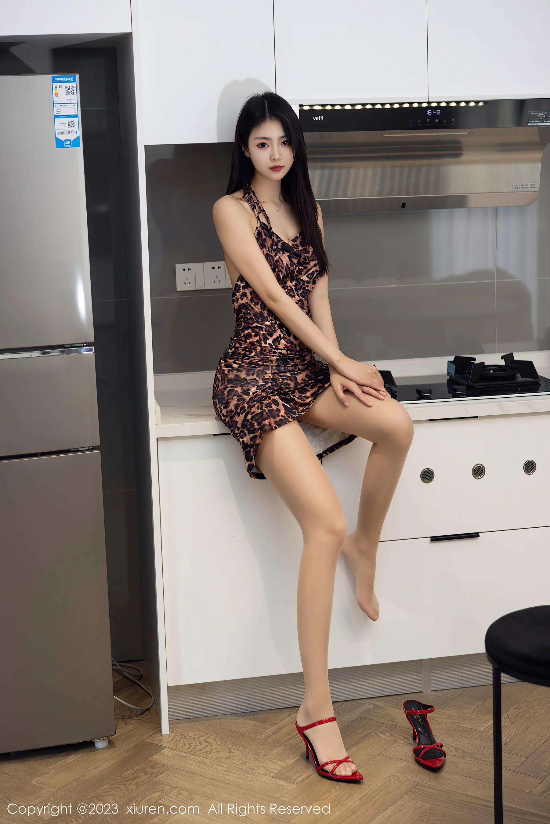 [XiuRen秀人网] No.6703 可樂Vicky 短裙丝袜 - 爱照片