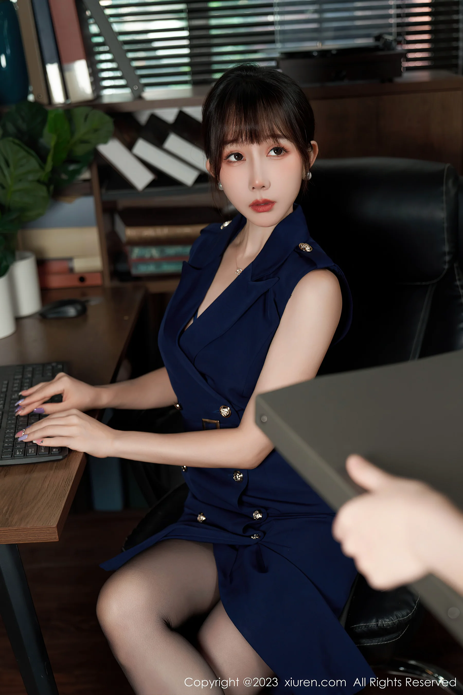 [XiuRen秀人网] No.6737 波巧酱 黑丝美腿 - 爱照片