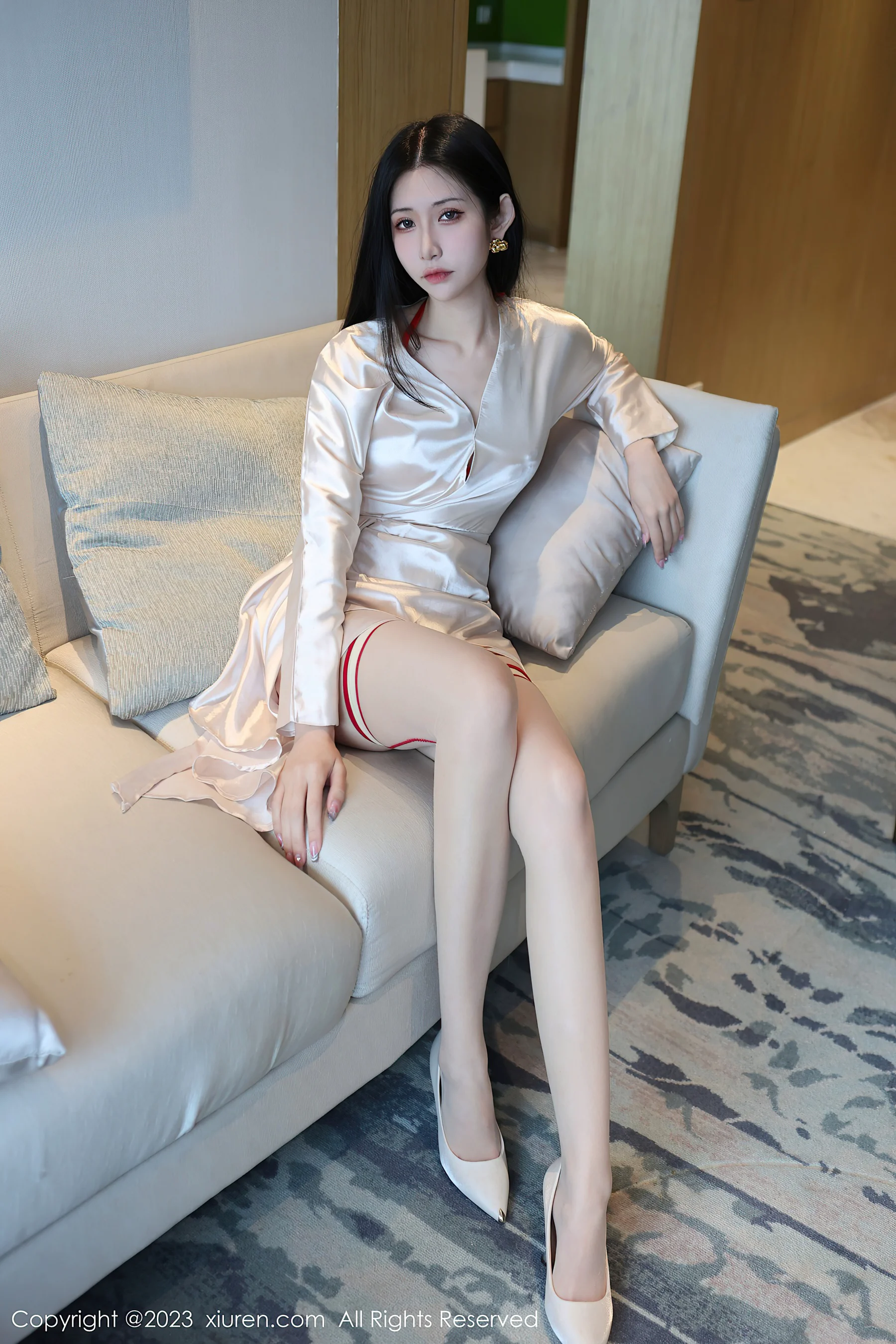 [XiuRen秀人网] No.6750 依娜Yina 妩媚美腿 - 爱照片
