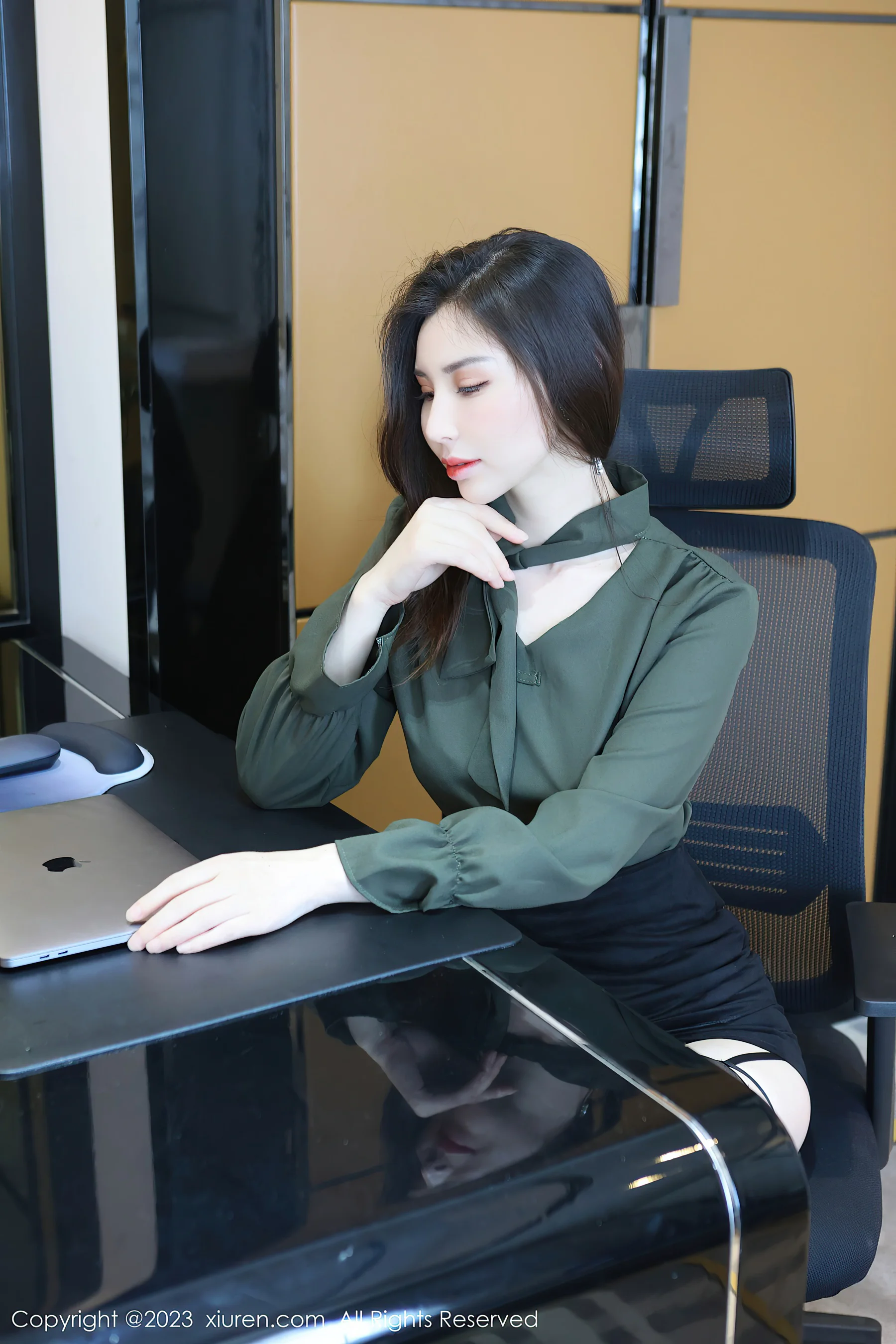 [XiuRen秀人网] No.6844 王曼柔 短裙丝袜 - 爱照片