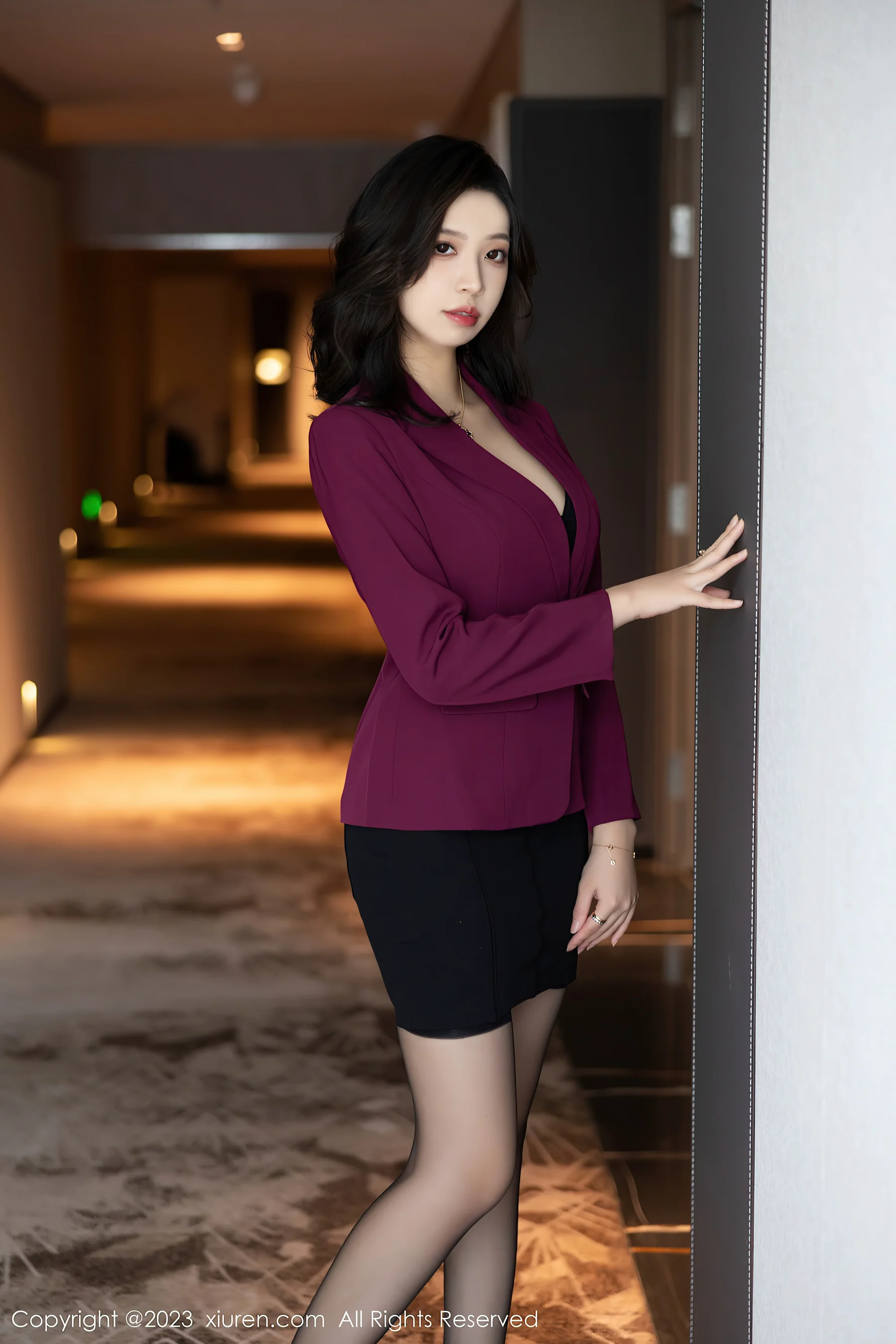 [XiuRen秀人网] No.6870 郑颖姗Bev 黑丝美臀 - 爱照片
