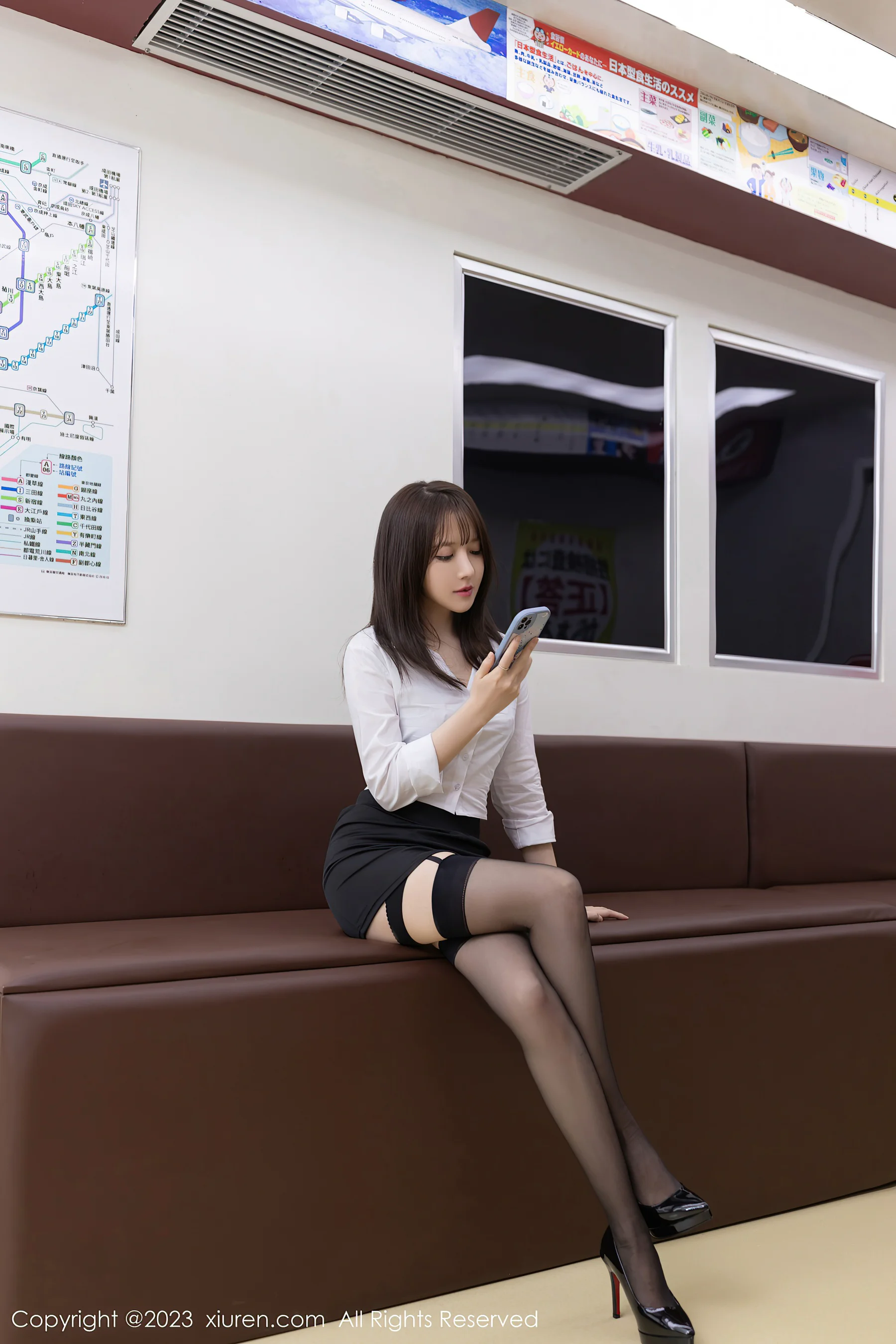 [XiuRen秀人网] No.6875 杏子Yada 丝袜美腿 - 爱照片