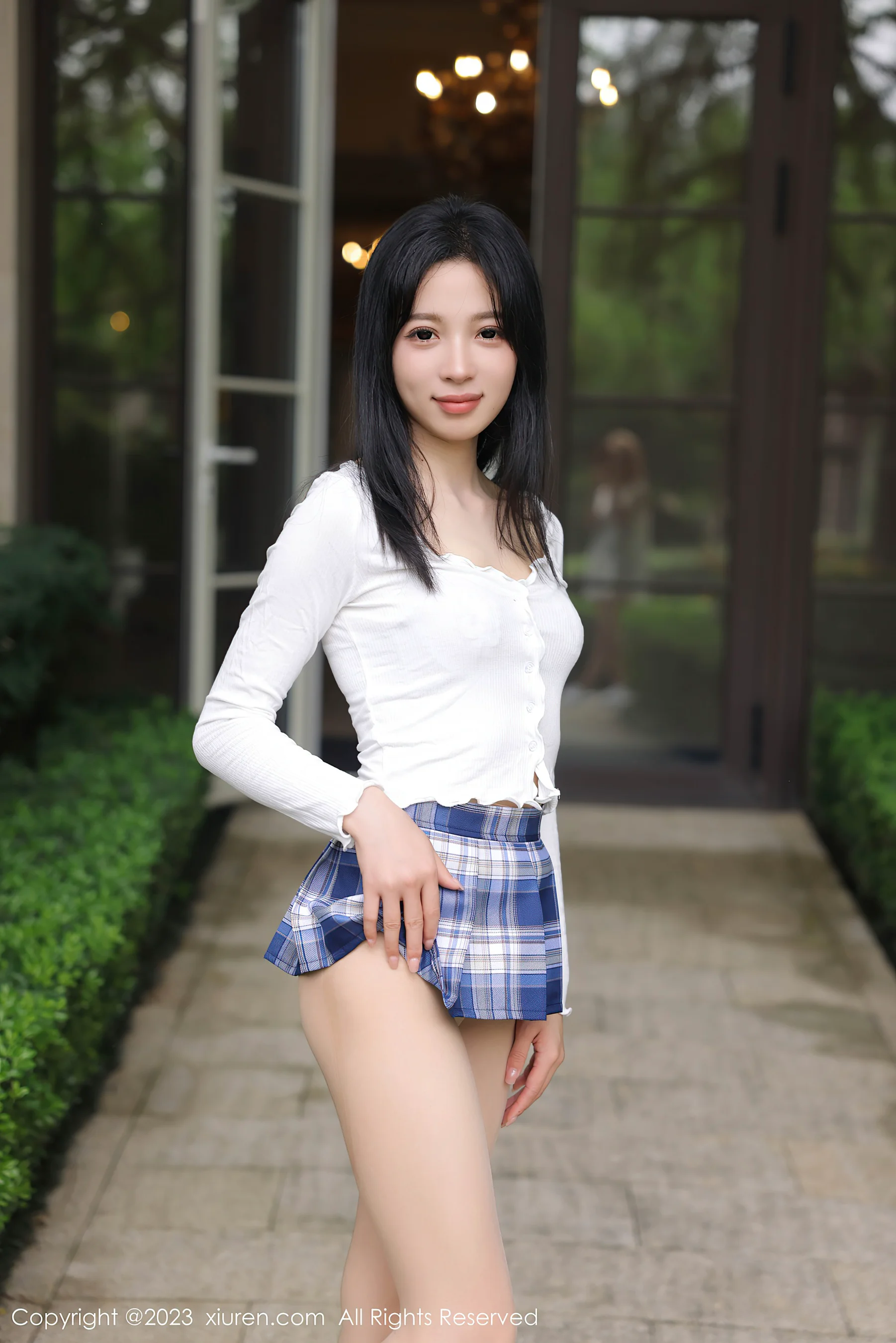 [XiuRen秀人网] No.6942 糖豆sisi 格子裙美腿 - 爱照片