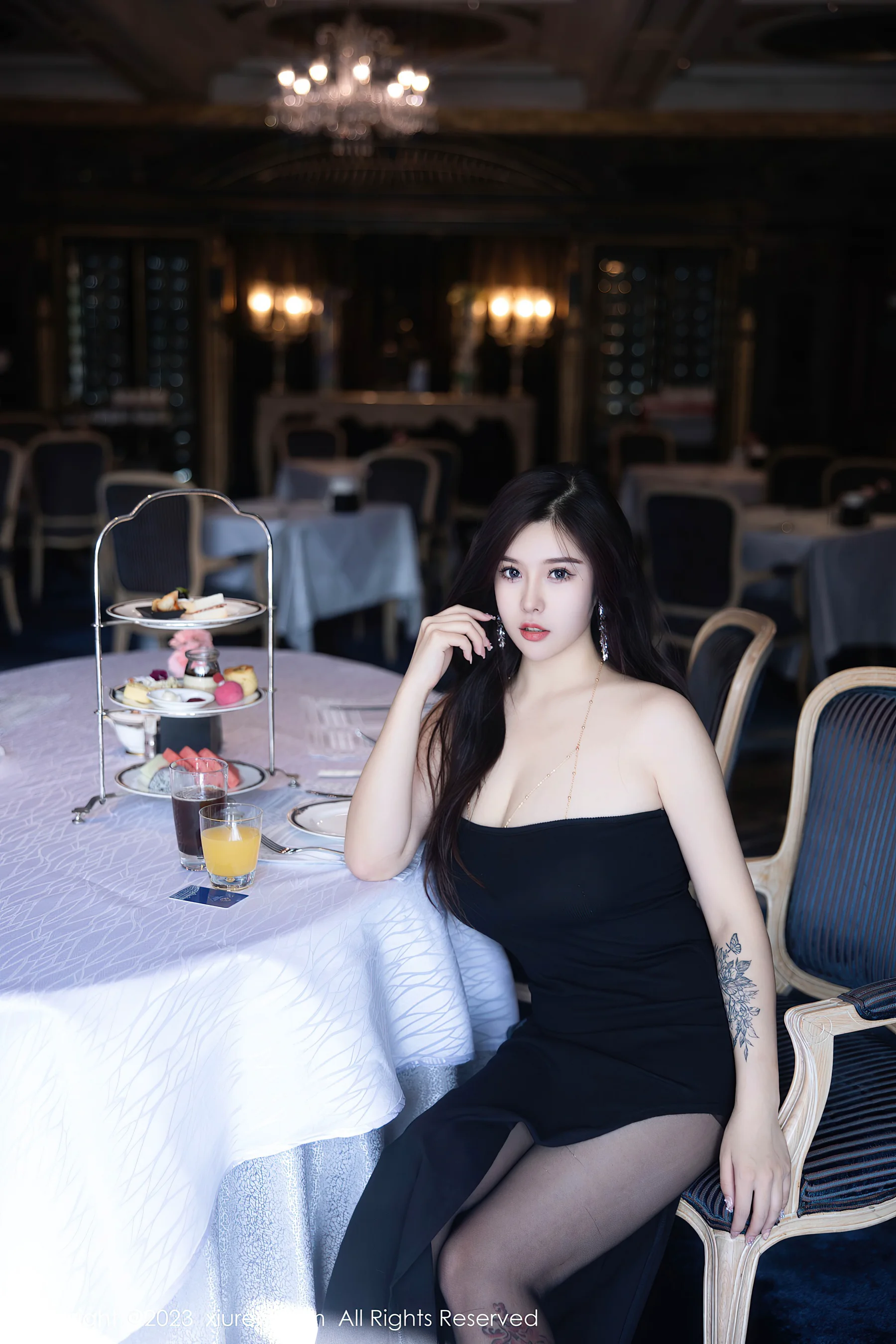 [XiuRen秀人网] No.6973 周思乔Betty 黑丝美臀 - 爱照片
