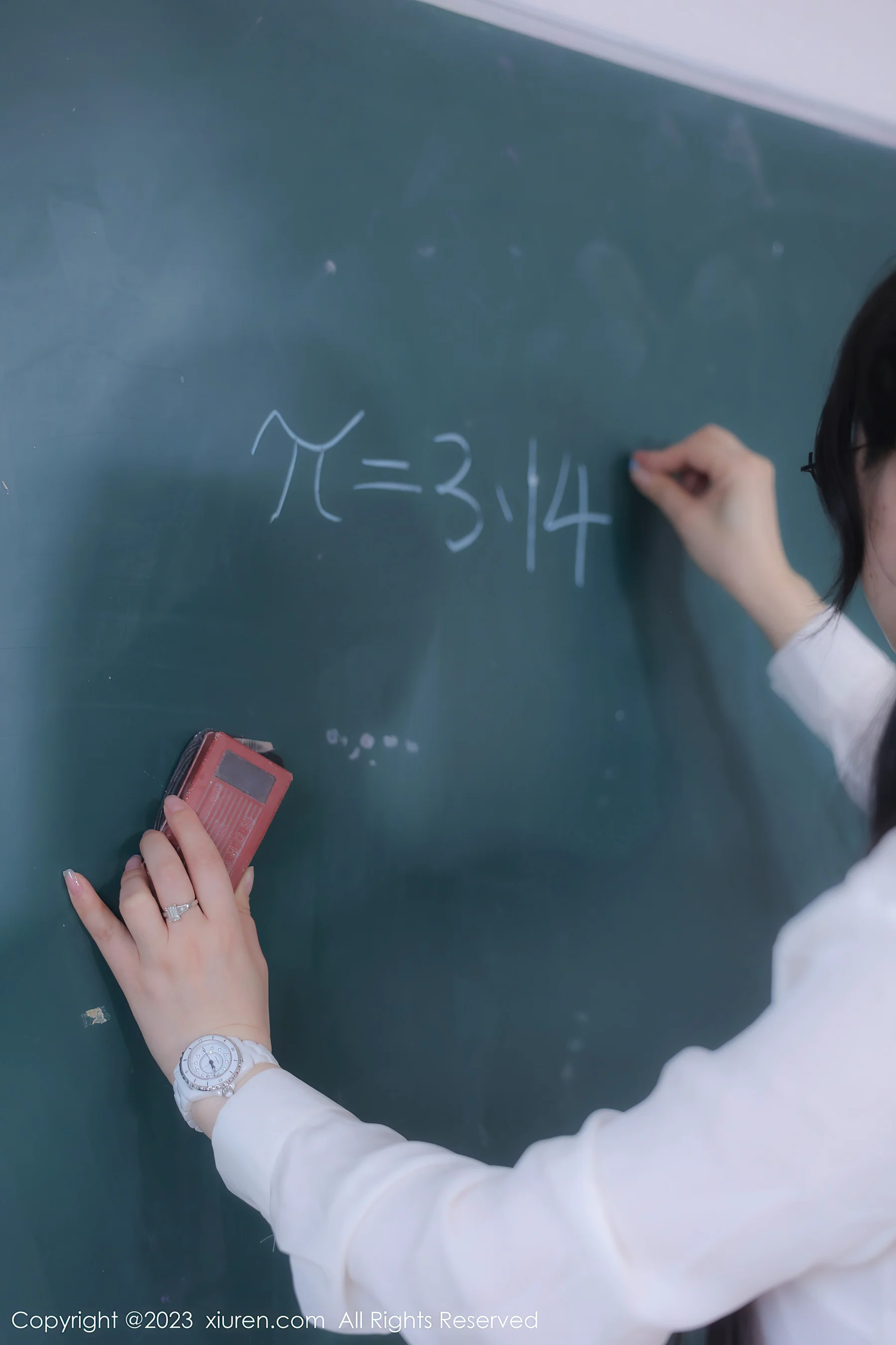 [XiuRen秀人网] No.6980 诗诗kiki 教师美腿 - 爱照片