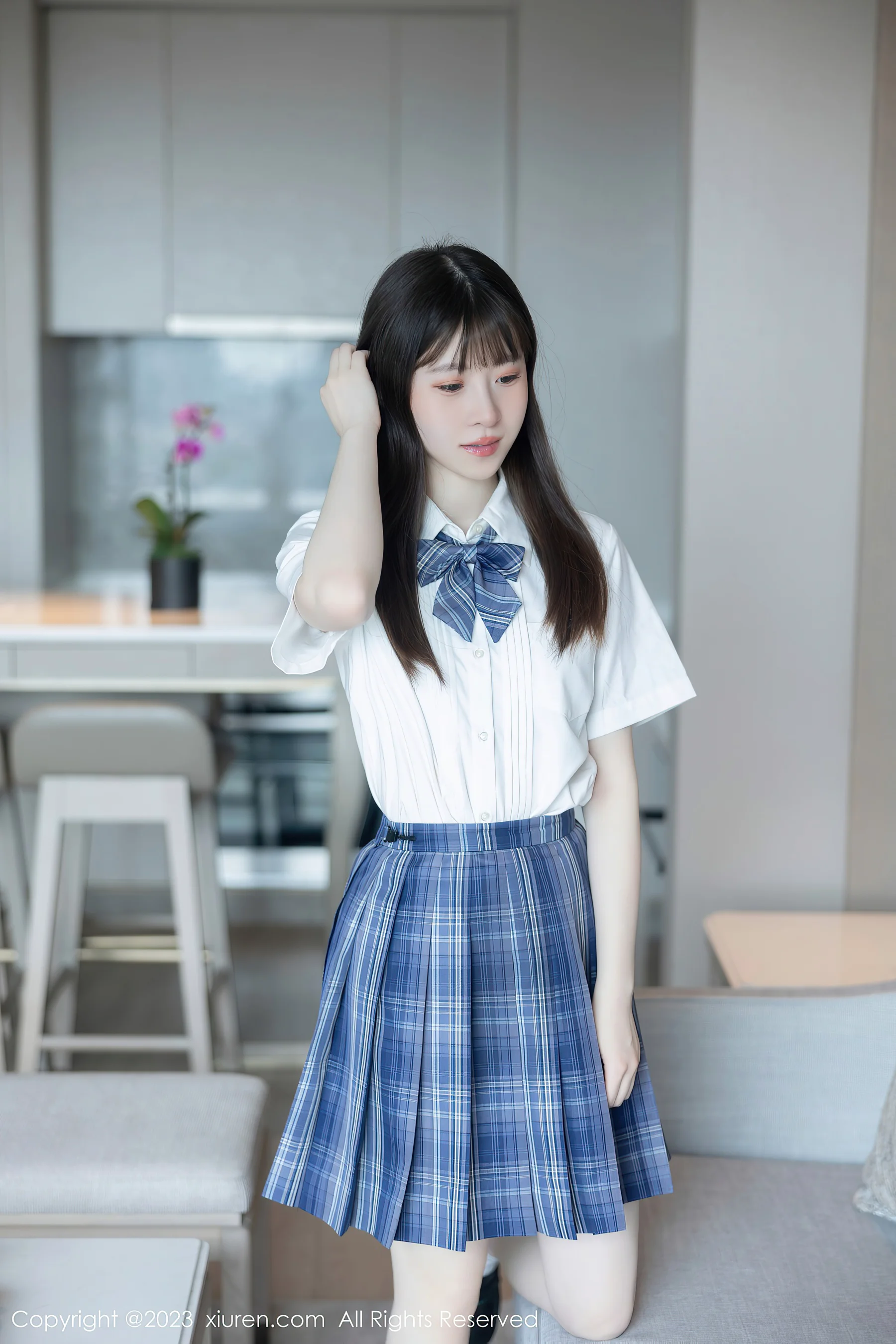 [XiuRen秀人网] No.6993 林悠悠 格子裙美腿 - 爱照片
