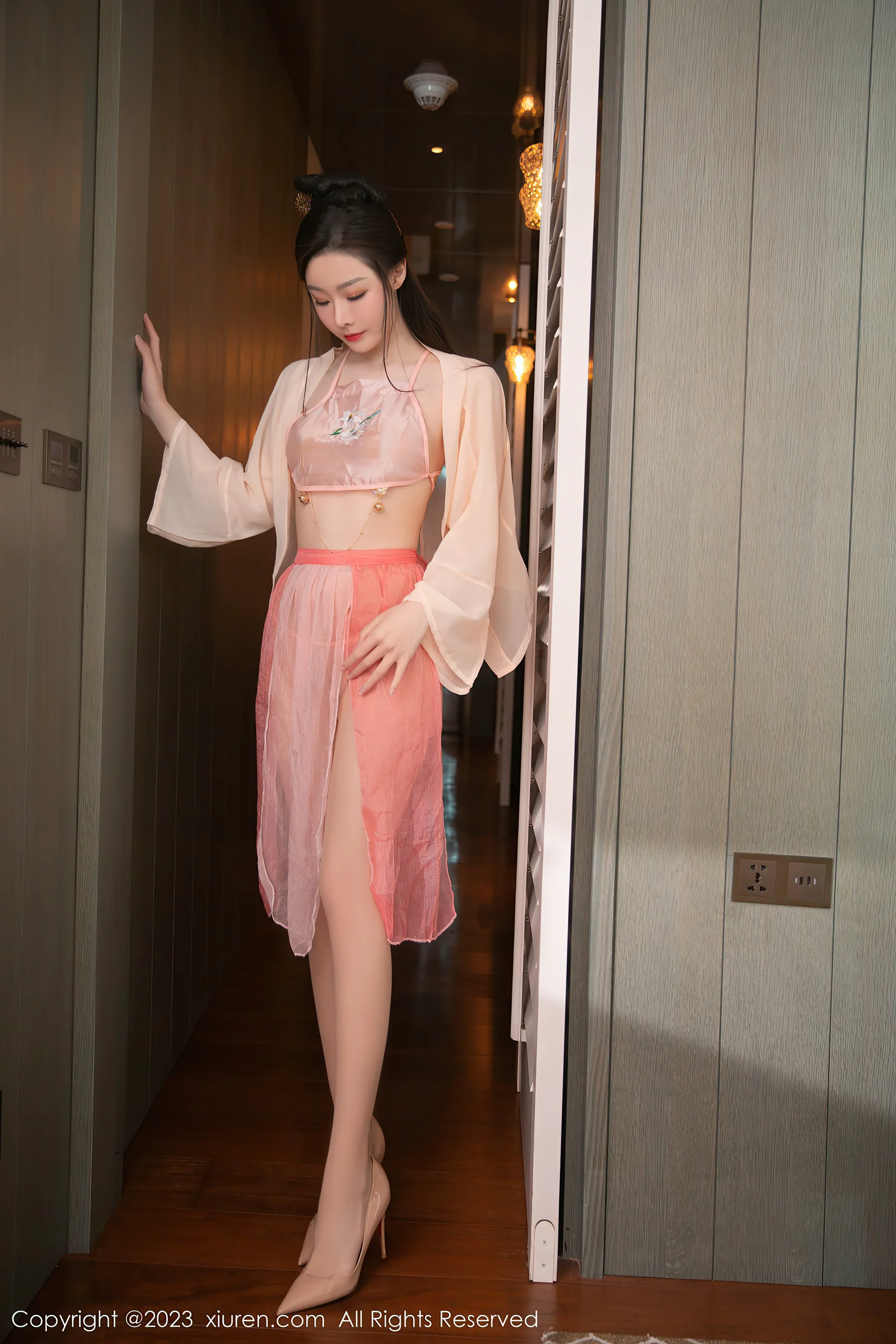 [XiuRen秀人网] No.7075 是小逗逗 古装美腿 - 爱照片
