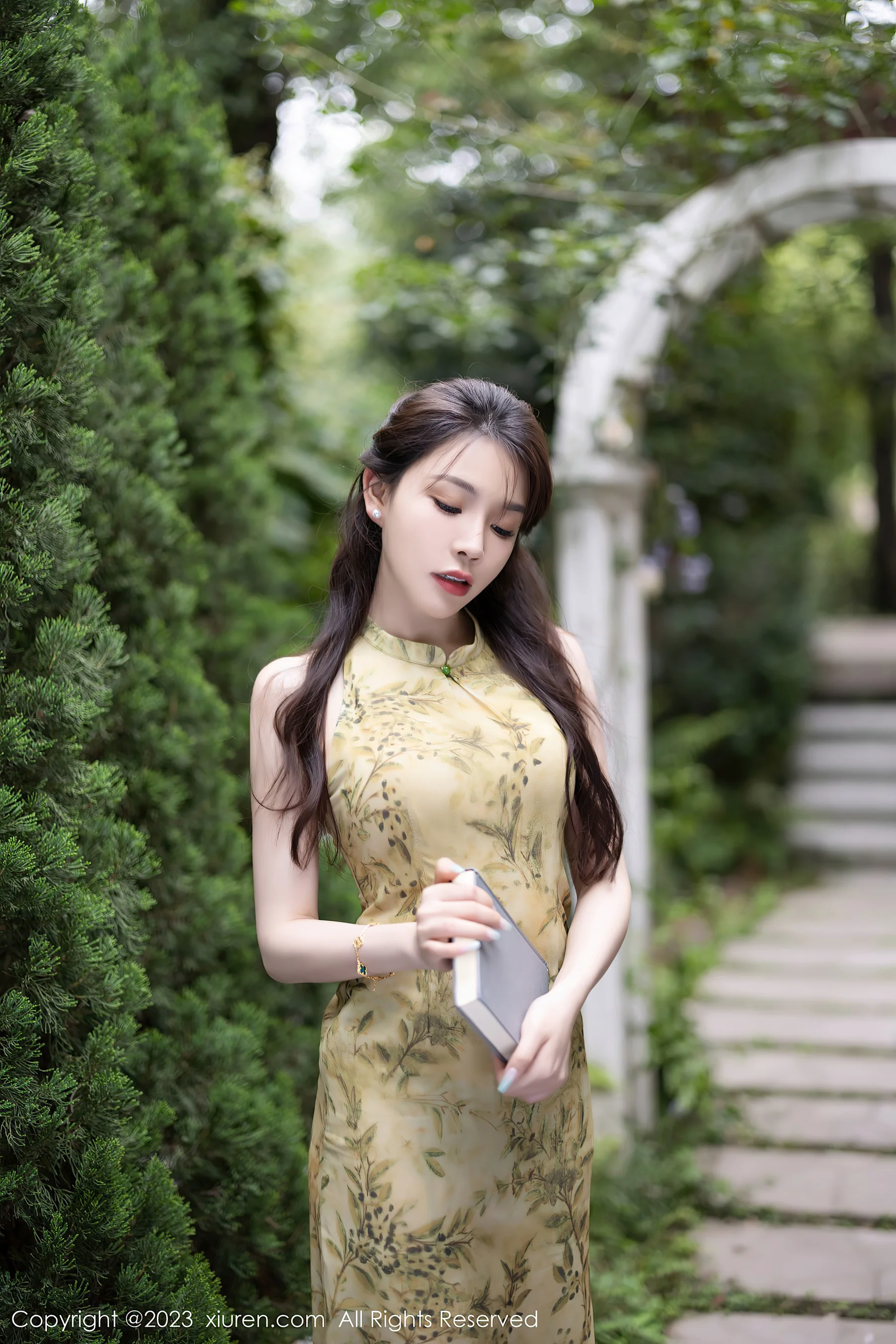 [XiuRen秀人网] No.7083 徐莉芝Booty 长裙美腿 - 爱照片