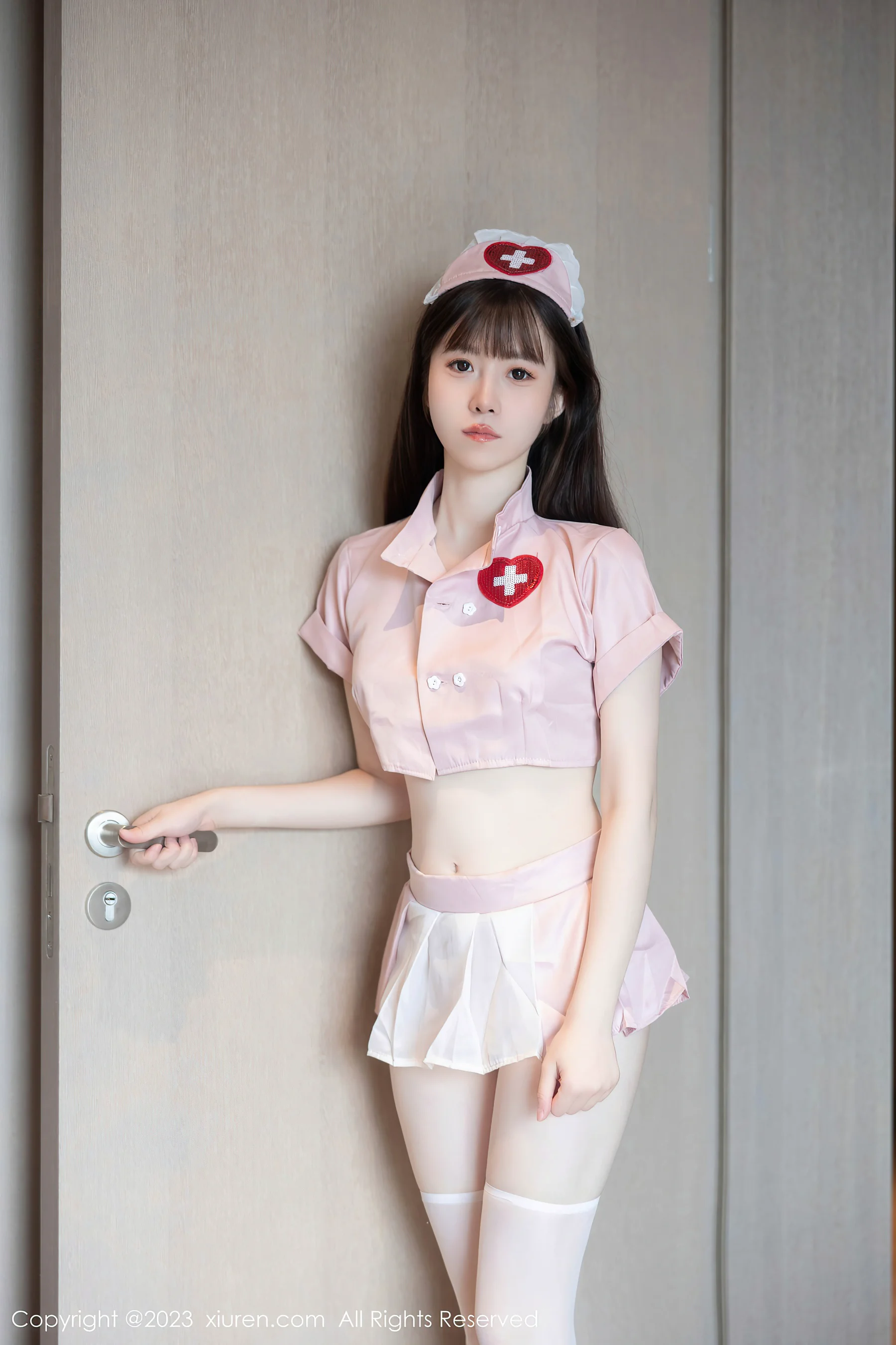 [XiuRen秀人网] No.7090 林悠悠 护士服美腿 - 爱照片