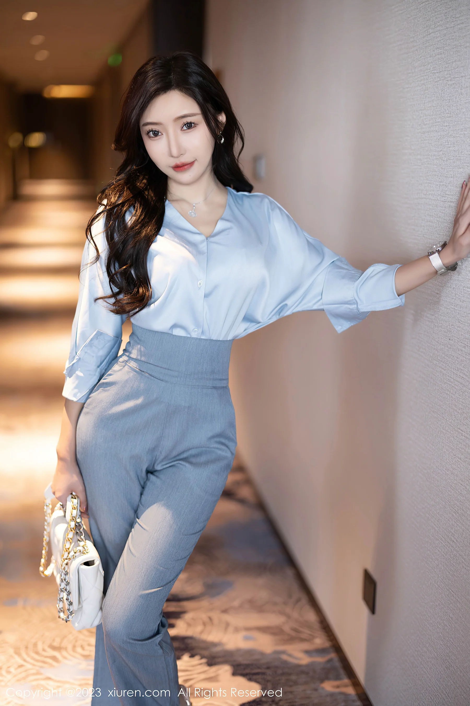 [XiuRen秀人网] No.7123 王馨瑶yanni OL美腿 - 爱照片