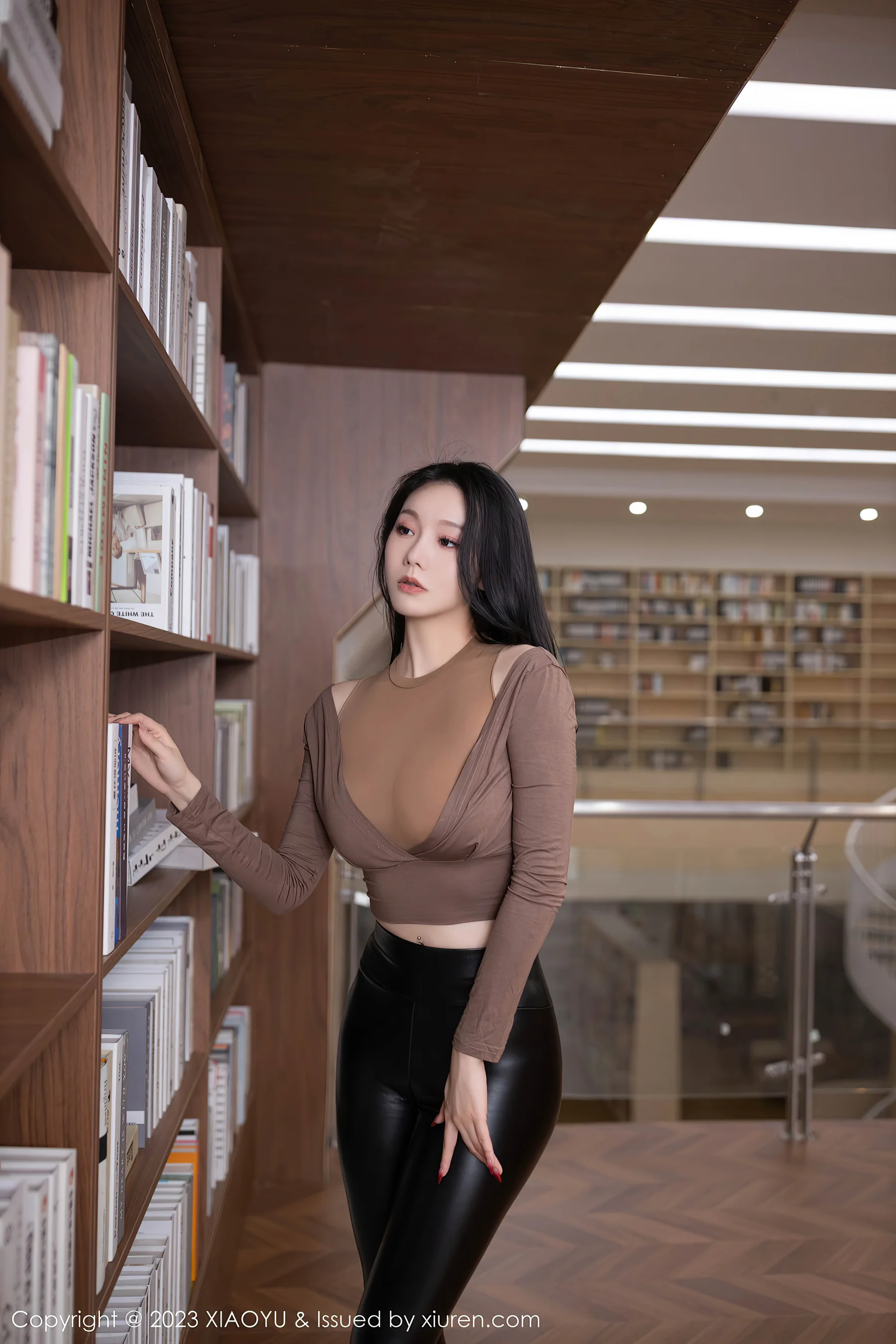 [XiuRen秀人网] No.7133 安然anran 皮裤美腿 - 爱照片