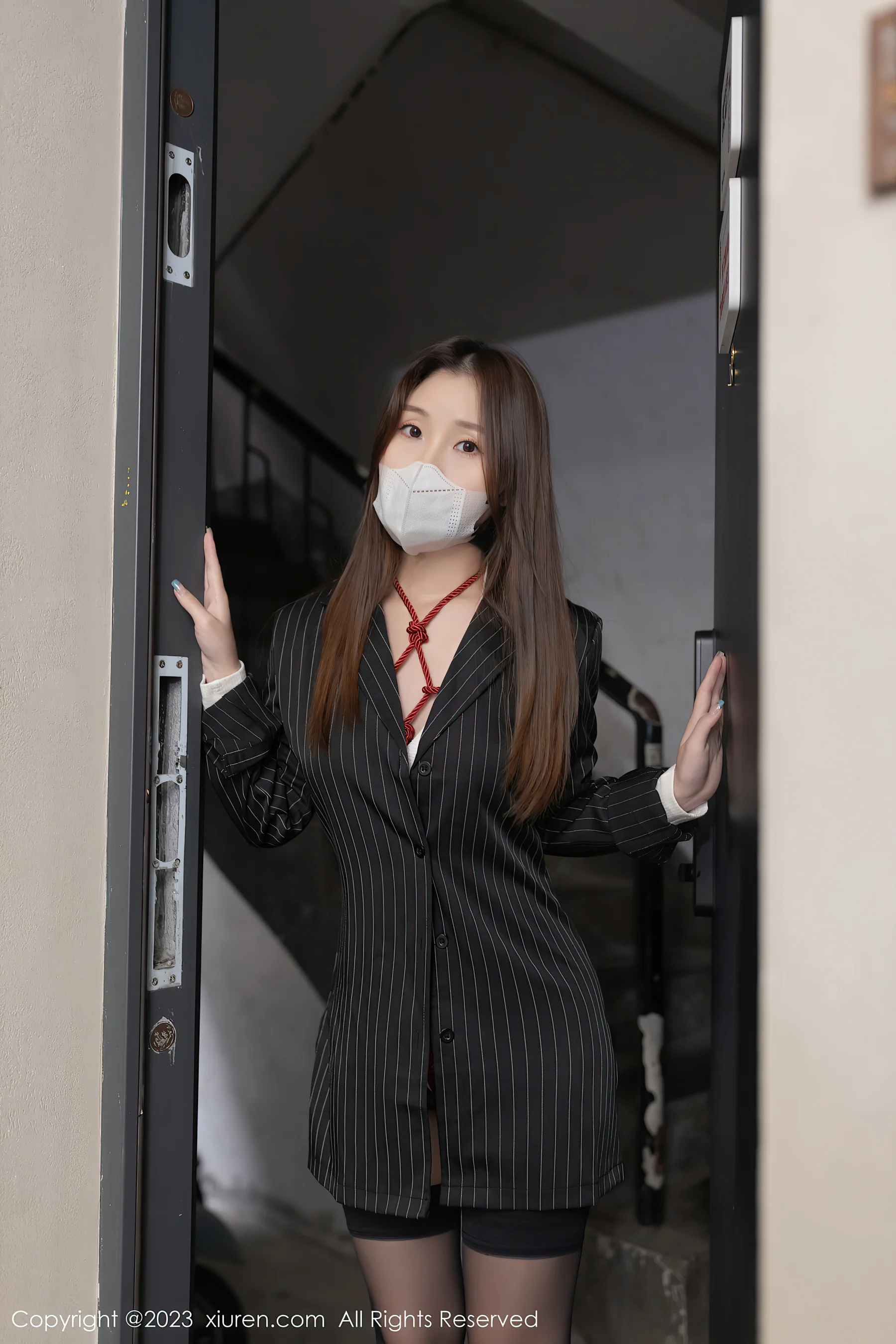 [XiuRen秀人网] No.7141 杏子Yada 黑丝美腿 - 爱照片