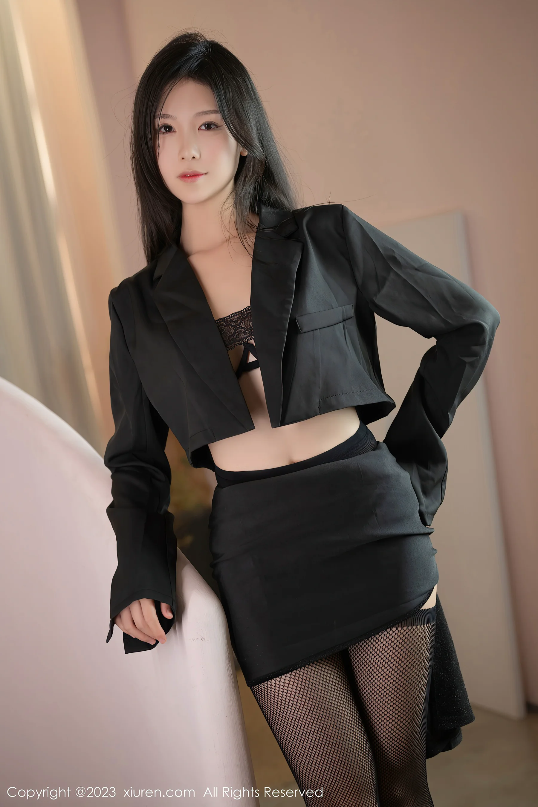 [XiuRen秀人网] No.7175 利世 黑丝美腿 - 爱照片