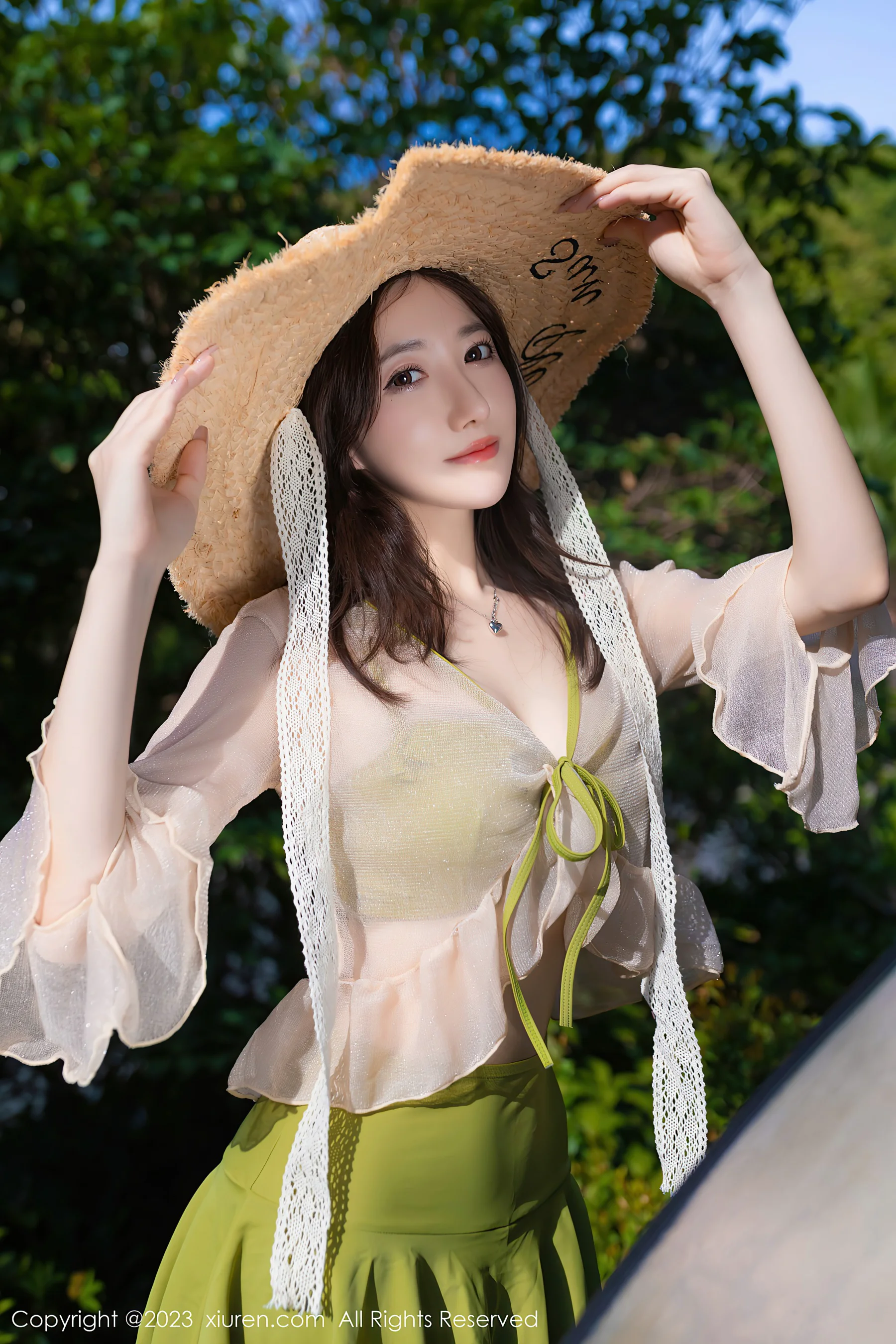 [XiuRen秀人网] No.7189 鱼子酱Fish 户外美腿 - 爱照片