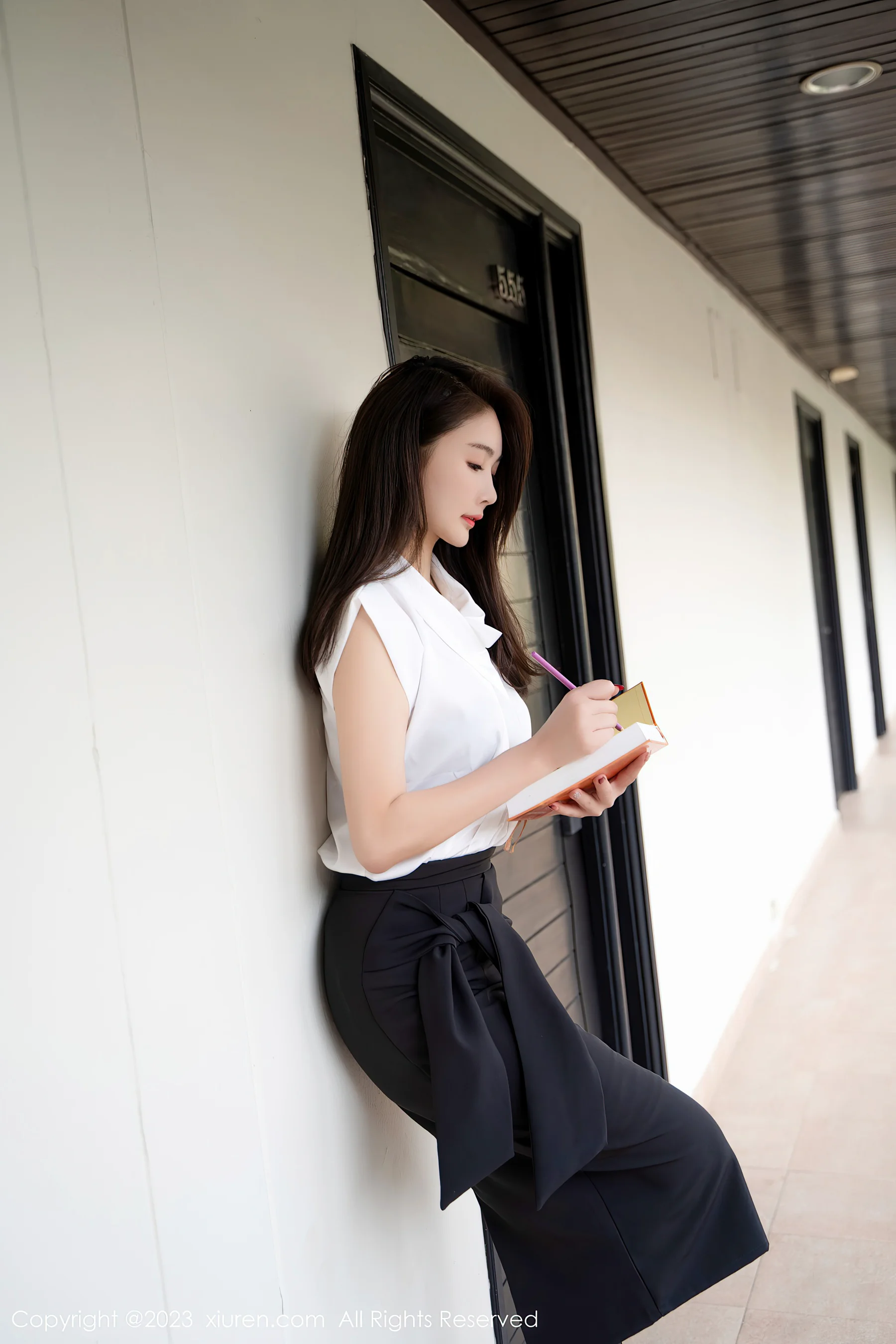 [XiuRen秀人网] No.7270 summer宝宝 白领美腿 - 爱照片