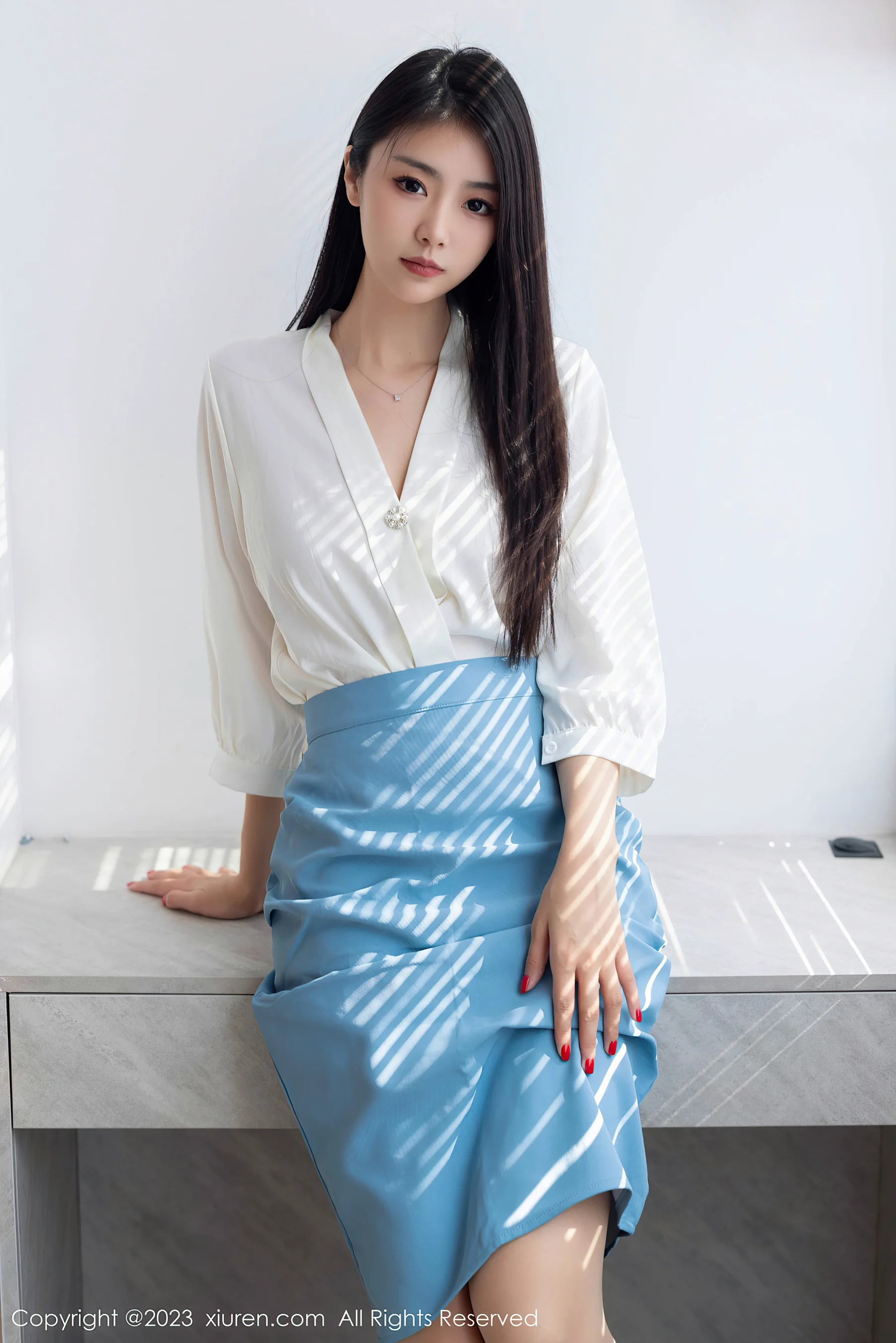 [XiuRen秀人网] No.7314 可樂Vicky 短裙美腿 - 爱照片