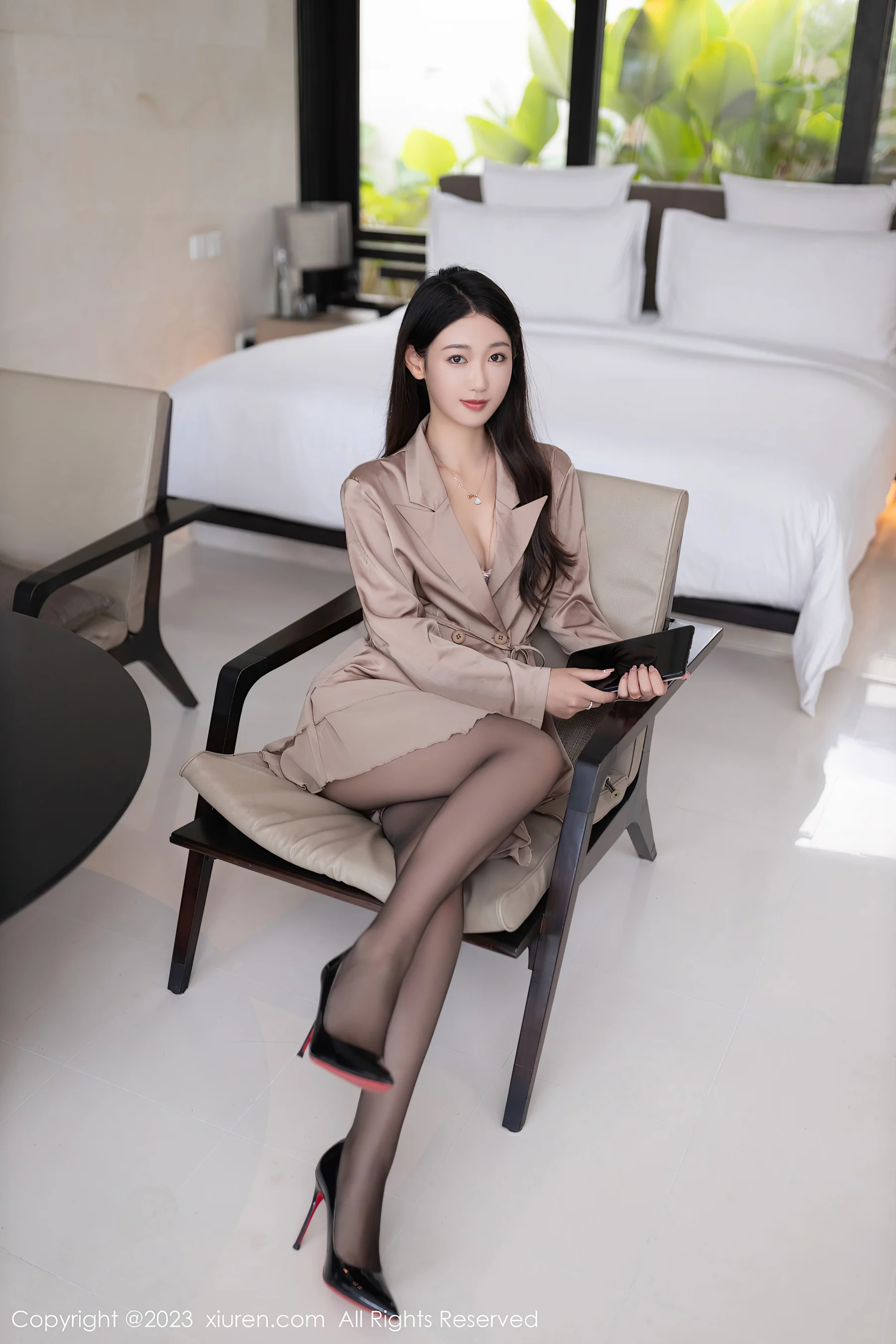 [XiuRen秀人网] No.7333 唐安琪 黑丝美腿 - 爱照片