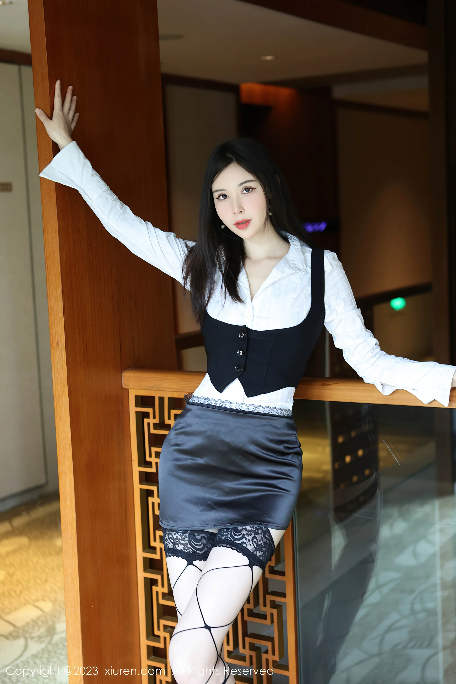 [XiuRen秀人网] No.7525 曼柔 妩媚美腿 - 爱照片