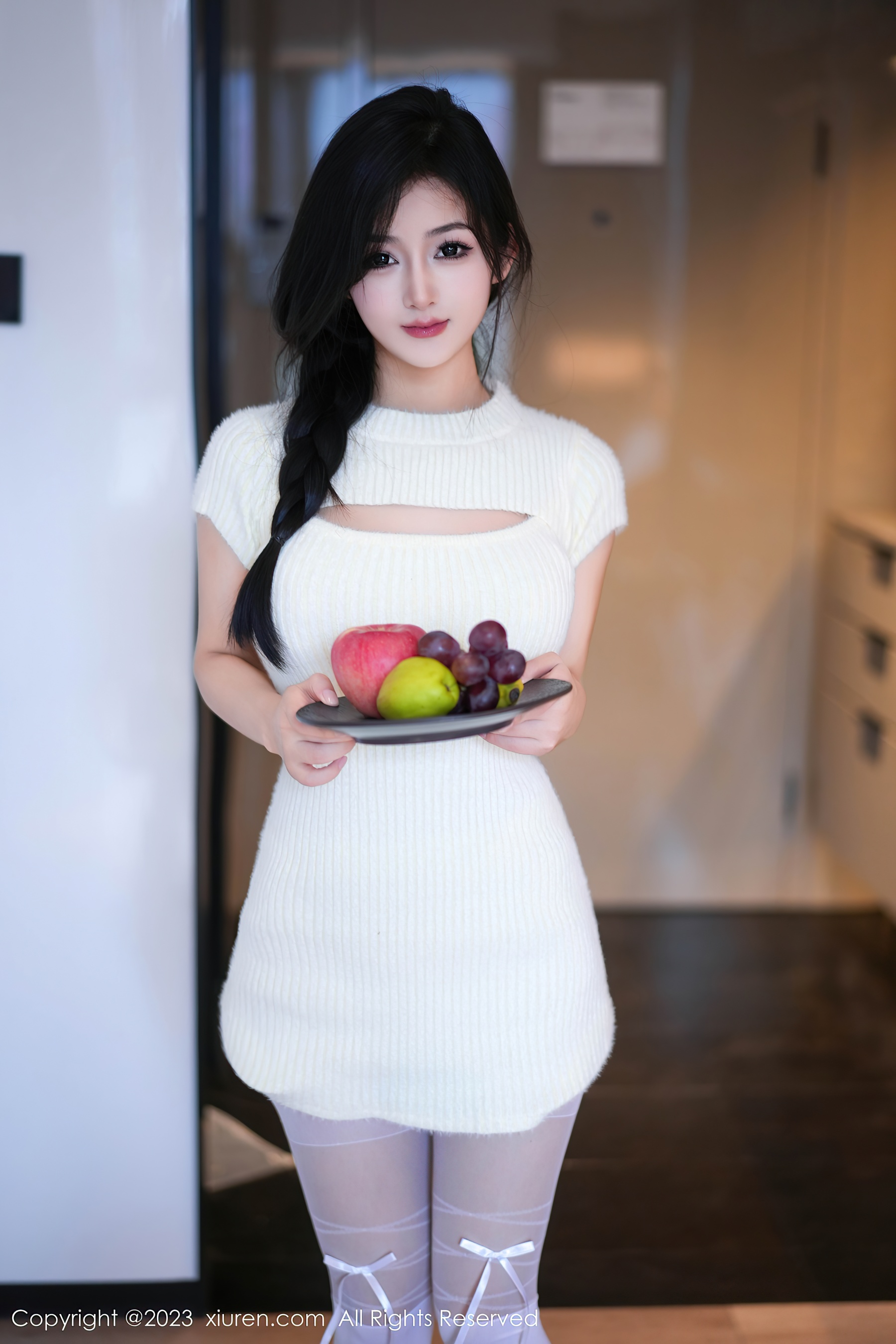 [XiuRen秀人网] No.7541 谭小灵 丝袜美腿 - 爱照片