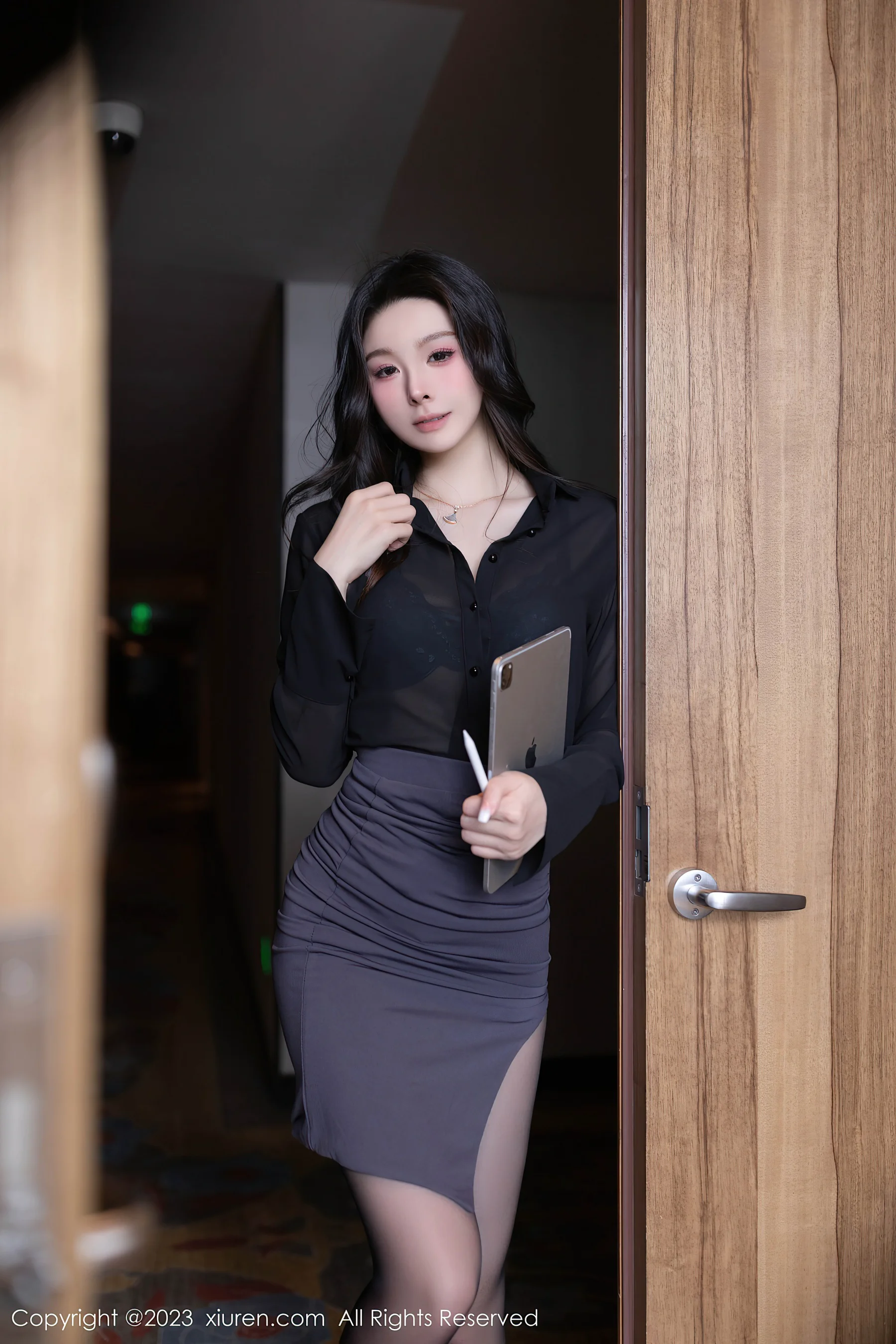 [XiuRen秀人网] No.7542 小逗逗 制服美腿 - 爱照片