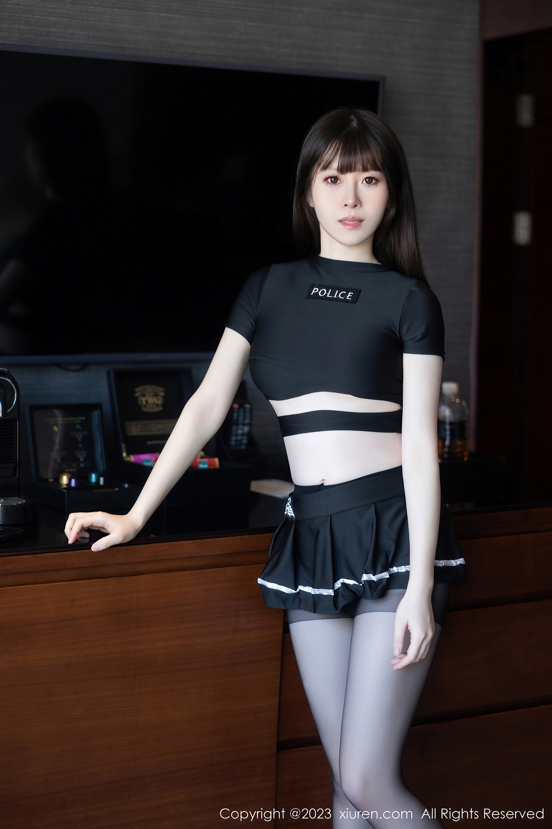 [XiuRen秀人网] No.7637 林悠悠 短裙美腿 - 爱照片