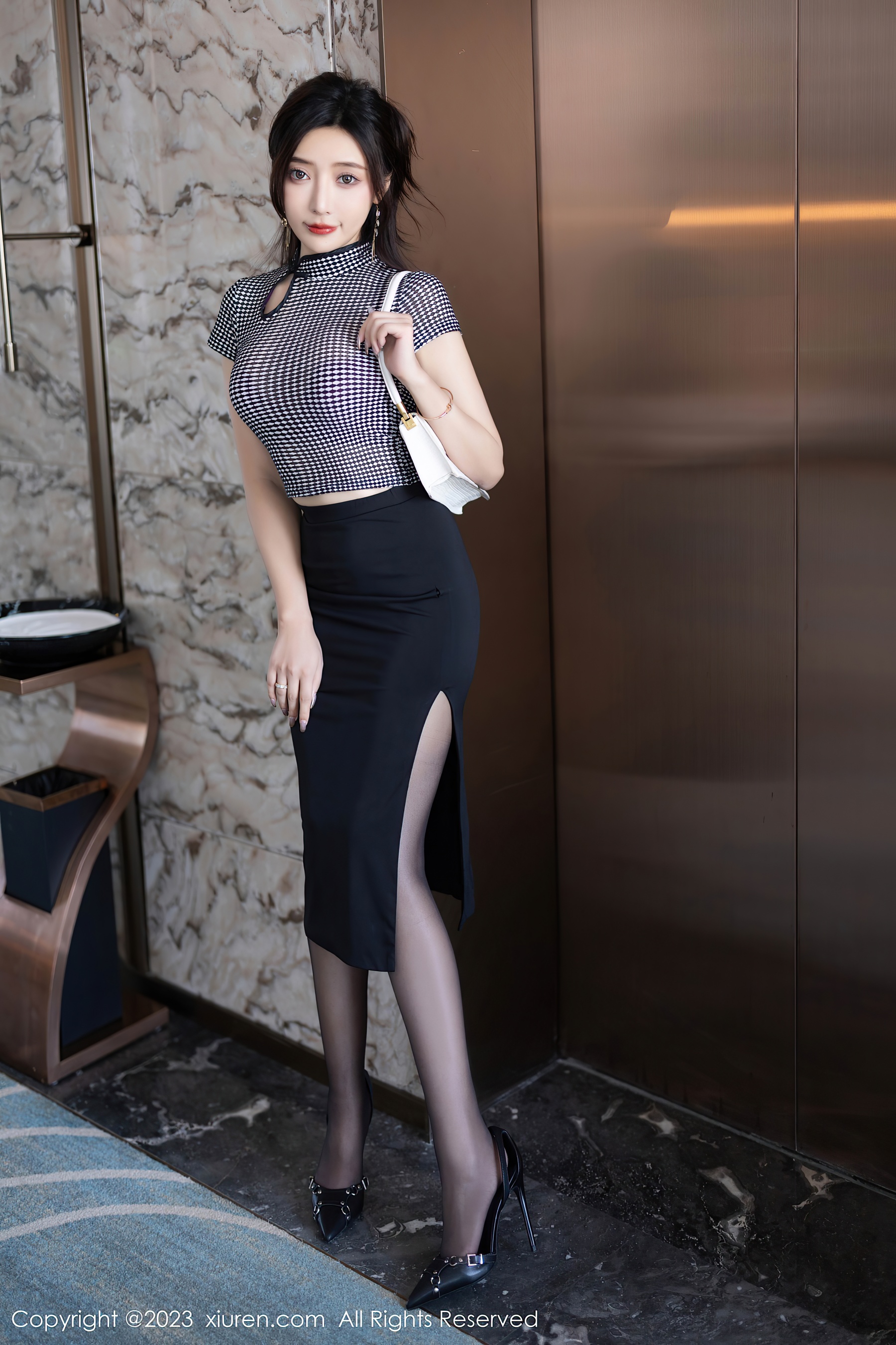 [XiuRen秀人网] No.7703 王馨瑶yanni 丝袜美腿 - 爱照片
