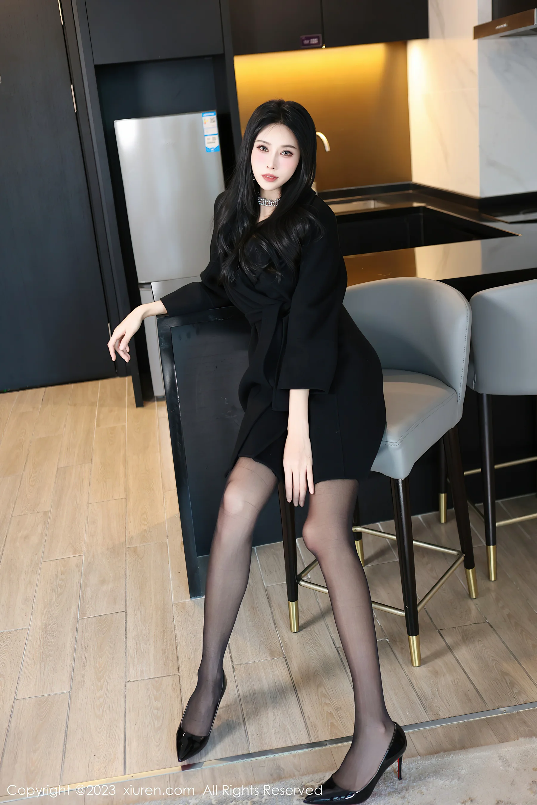 [XiuRen秀人网] No.7797 草莓mm 黑丝美腿 - 爱照片