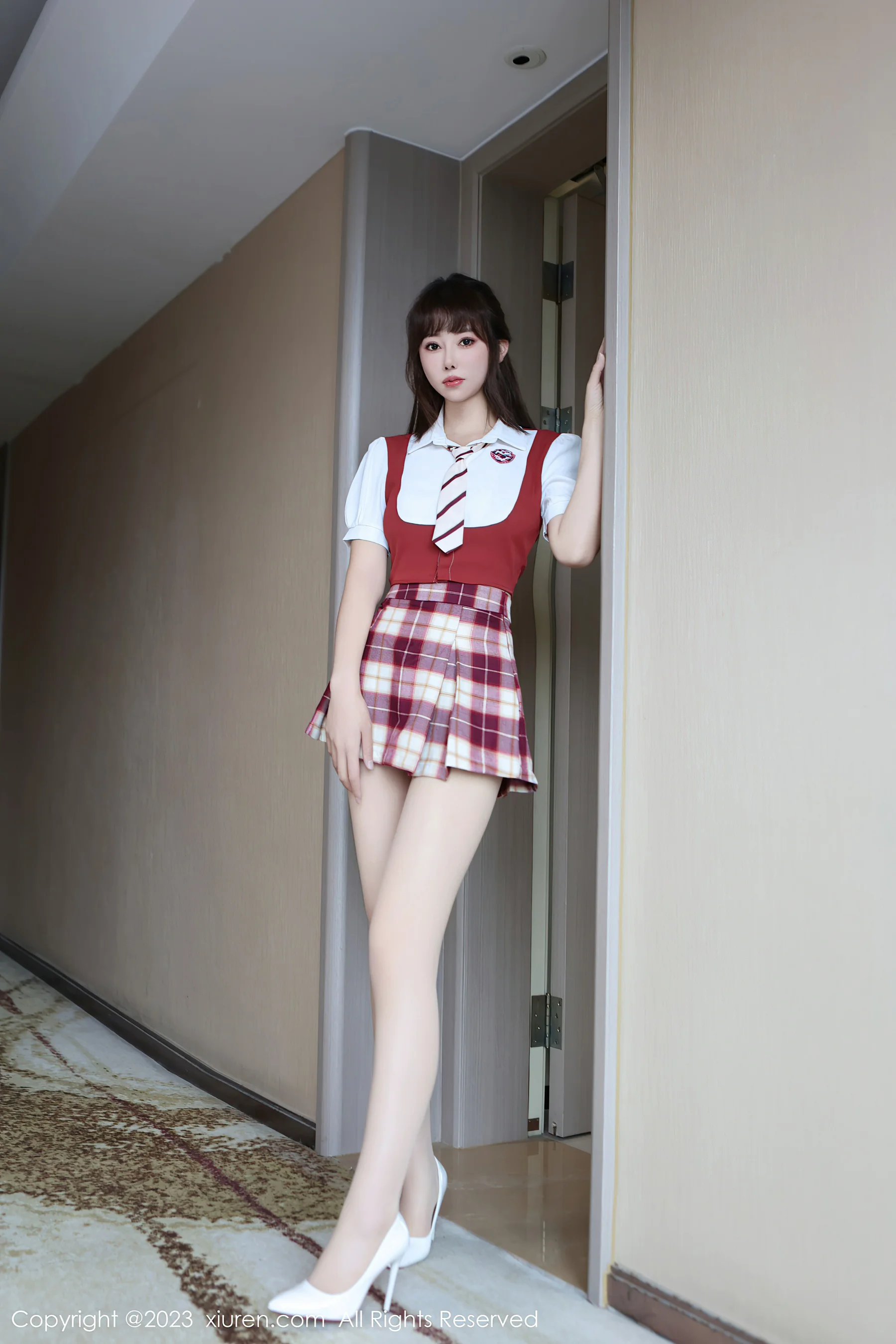 [XiuRen秀人网] No.7851 金tiao 制服美腿 - 爱照片