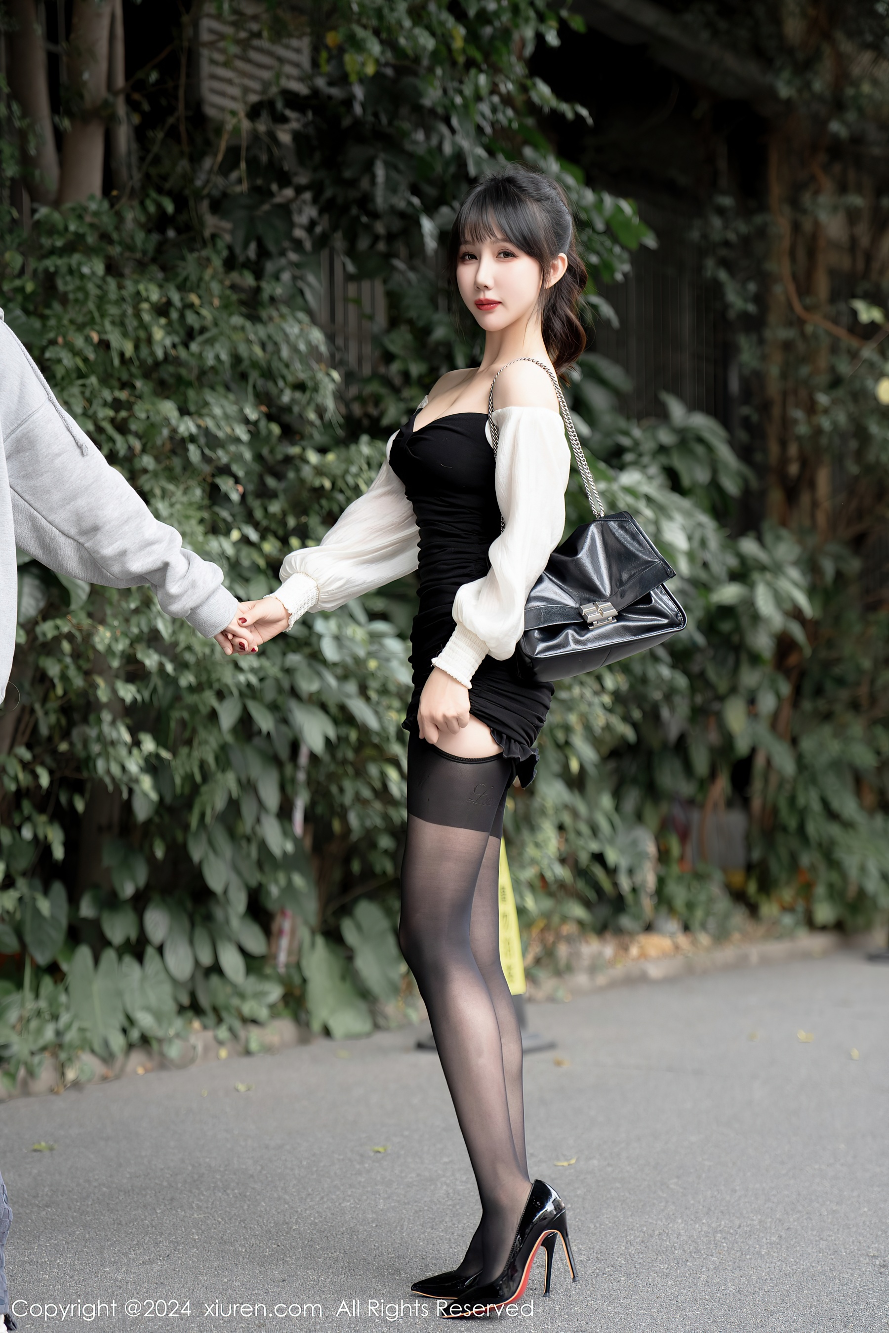 [XiuRen秀人网] No.7930 波巧酱 黑丝美臀 - 爱照片