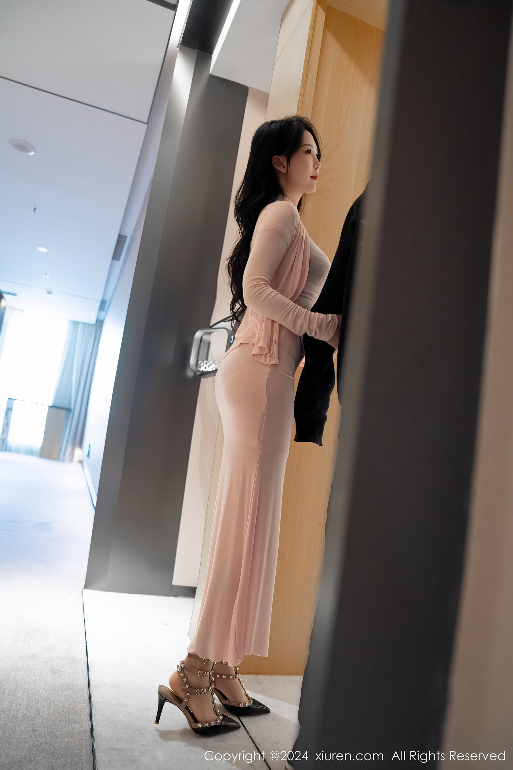 [XiuRen秀人网] No.7945 利世 丝袜美腿 - 爱照片