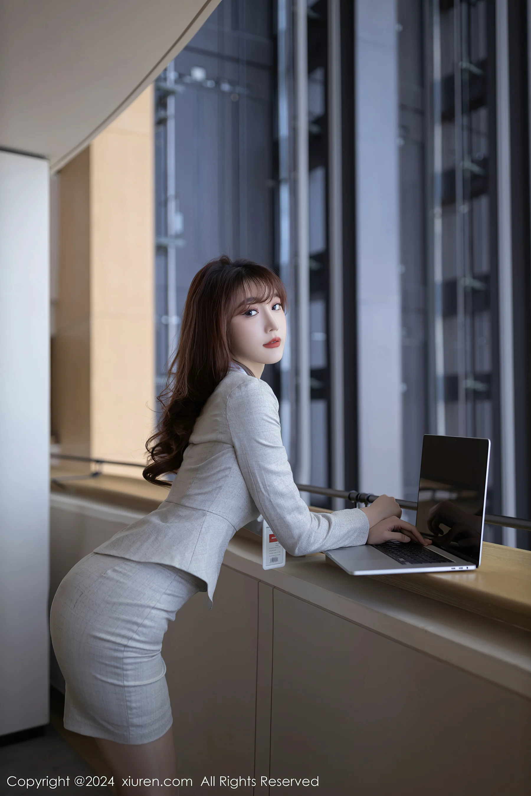 [XiuRen秀人网] No.7949 陆萱萱 美腿丝袜 - 爱照片