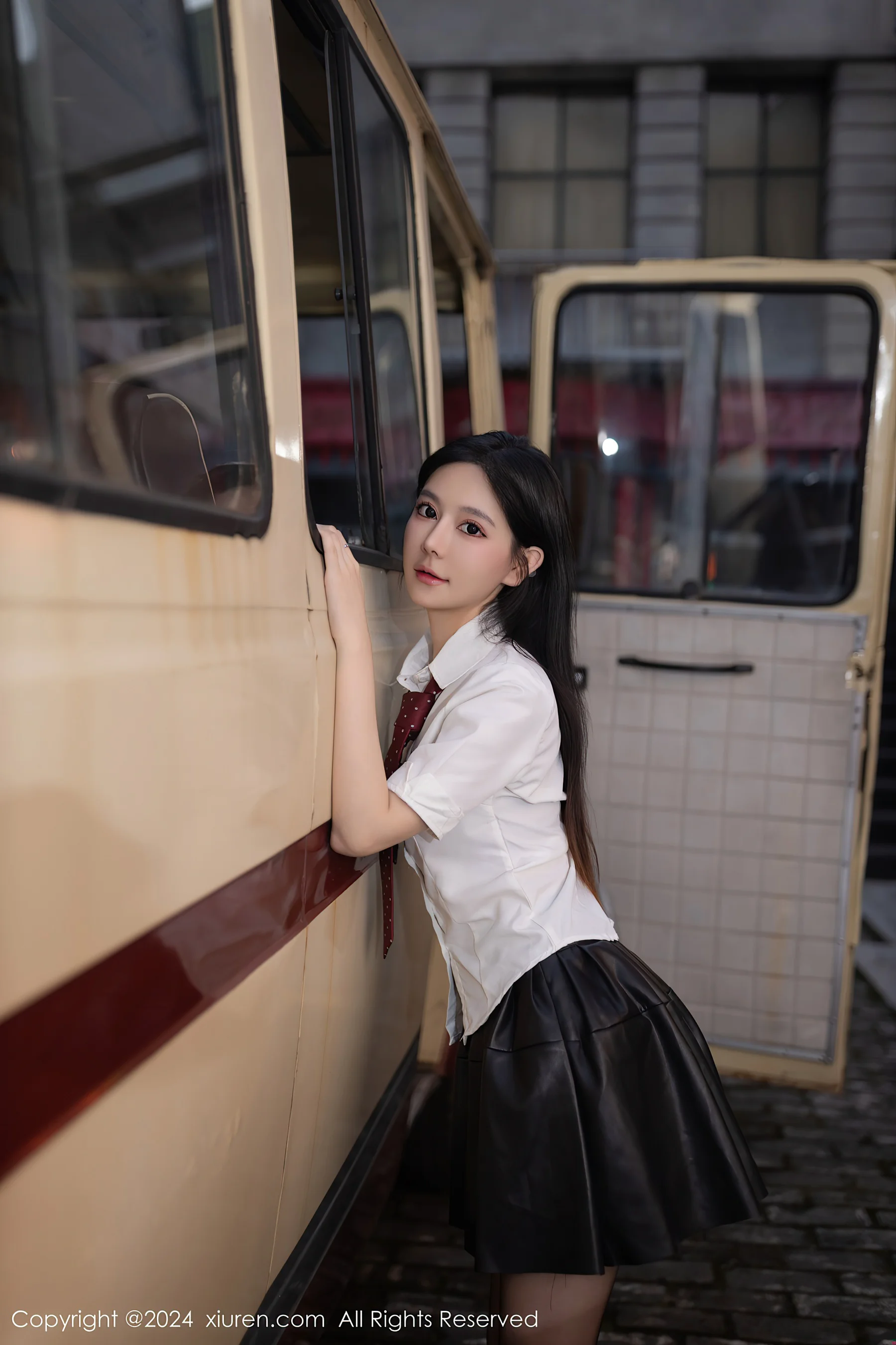 [XiuRen秀人网] No.7957 幼幼 美腿短裙 - 爱照片