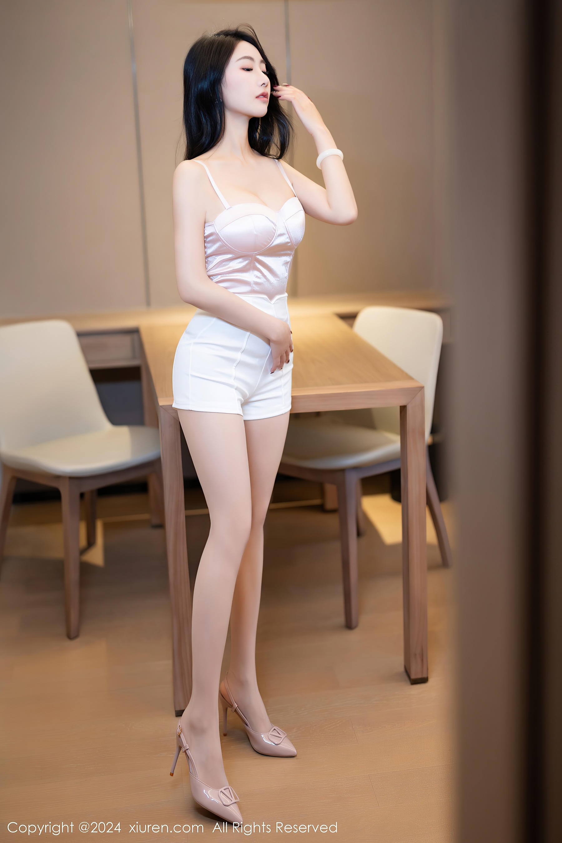 [XiuRen秀人网] No.7962 苏苏阿 丝袜美腿 - 爱照片