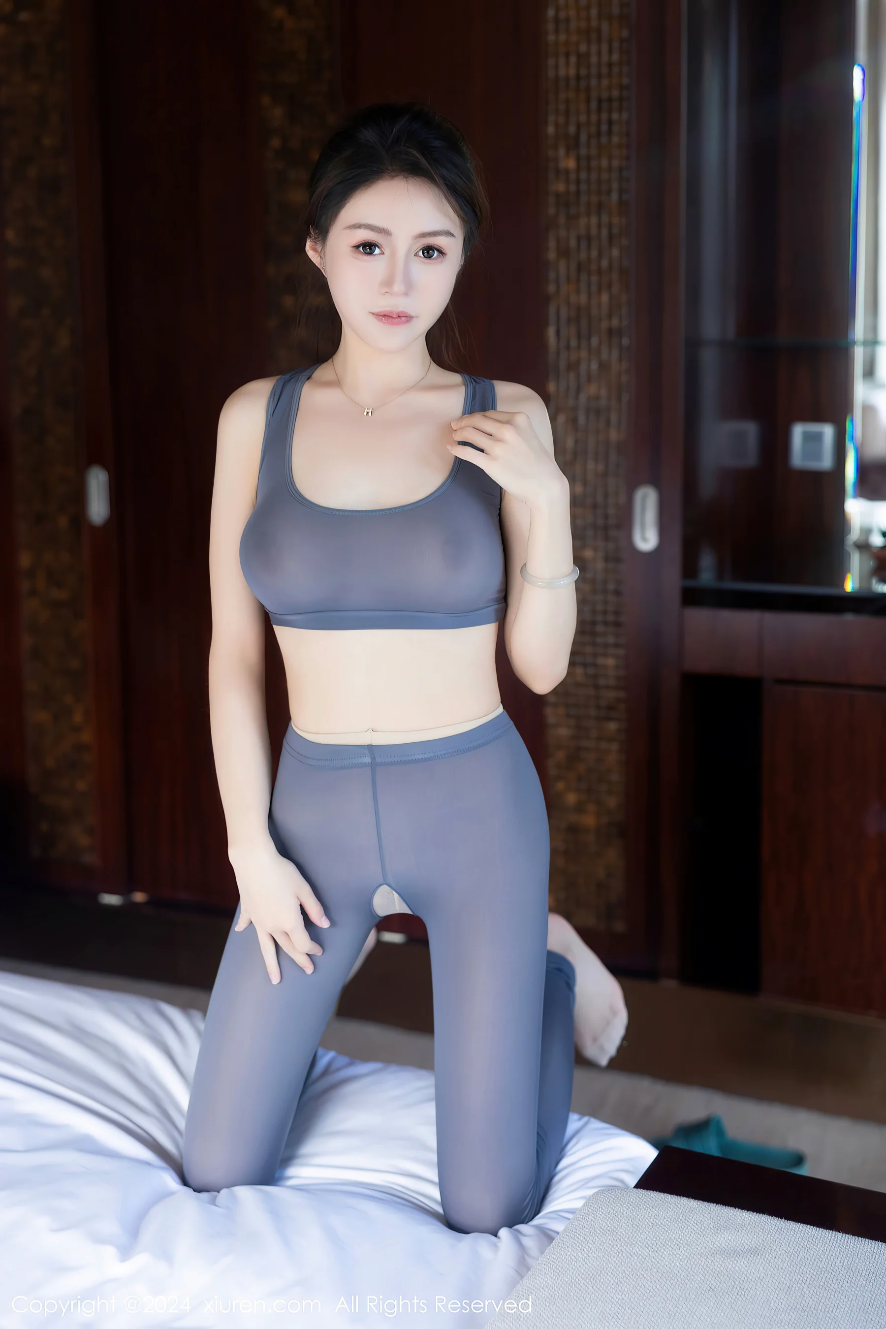 [XiuRen秀人网] No.7999 林幼一 瑜伽服美腿 - 爱照片