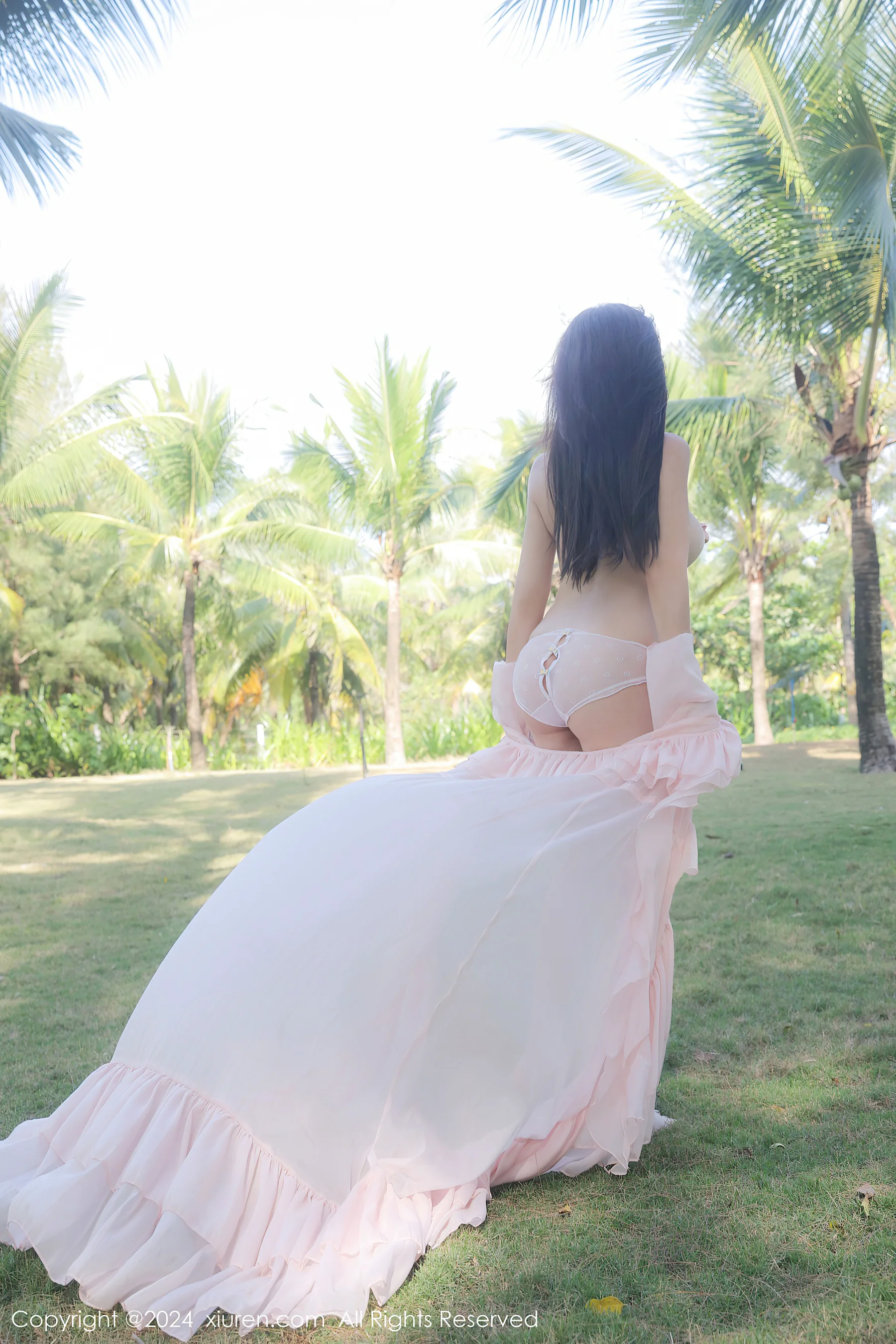 [XiuRen秀人网] No.8007 小薯条nienie 户外美腿 - 爱照片