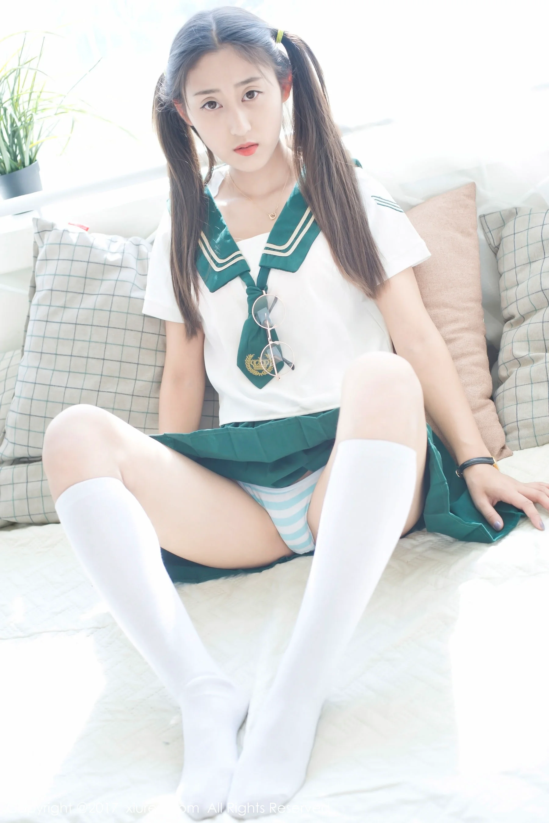 雨涵Iris《学生制服+花瓣内衣》 [秀人网XIUREN] No.802 写真集 - 爱照片