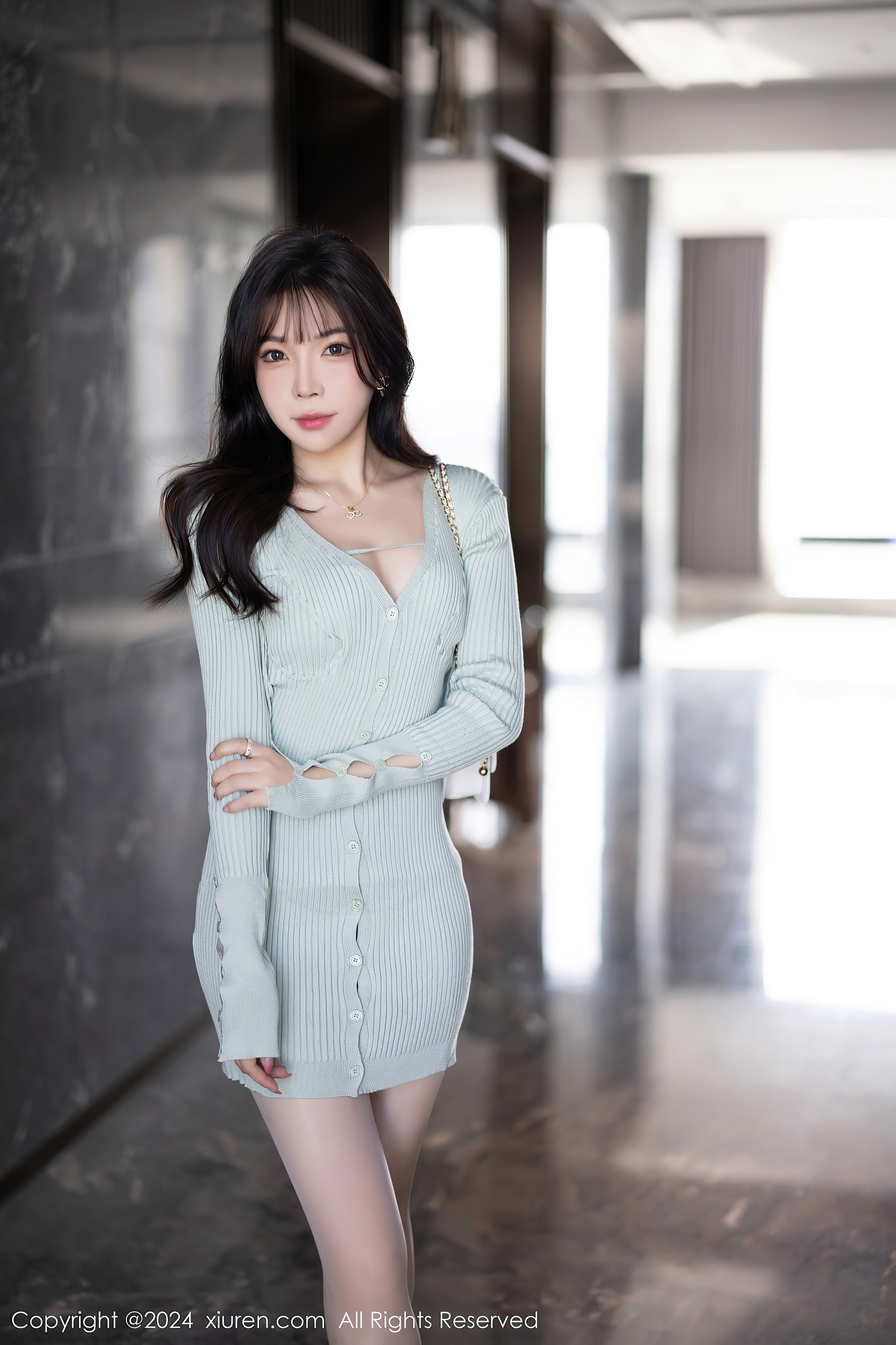[XiuRen秀人网] No.8028 徐莉芝Booty 丝袜美腿 - 爱照片