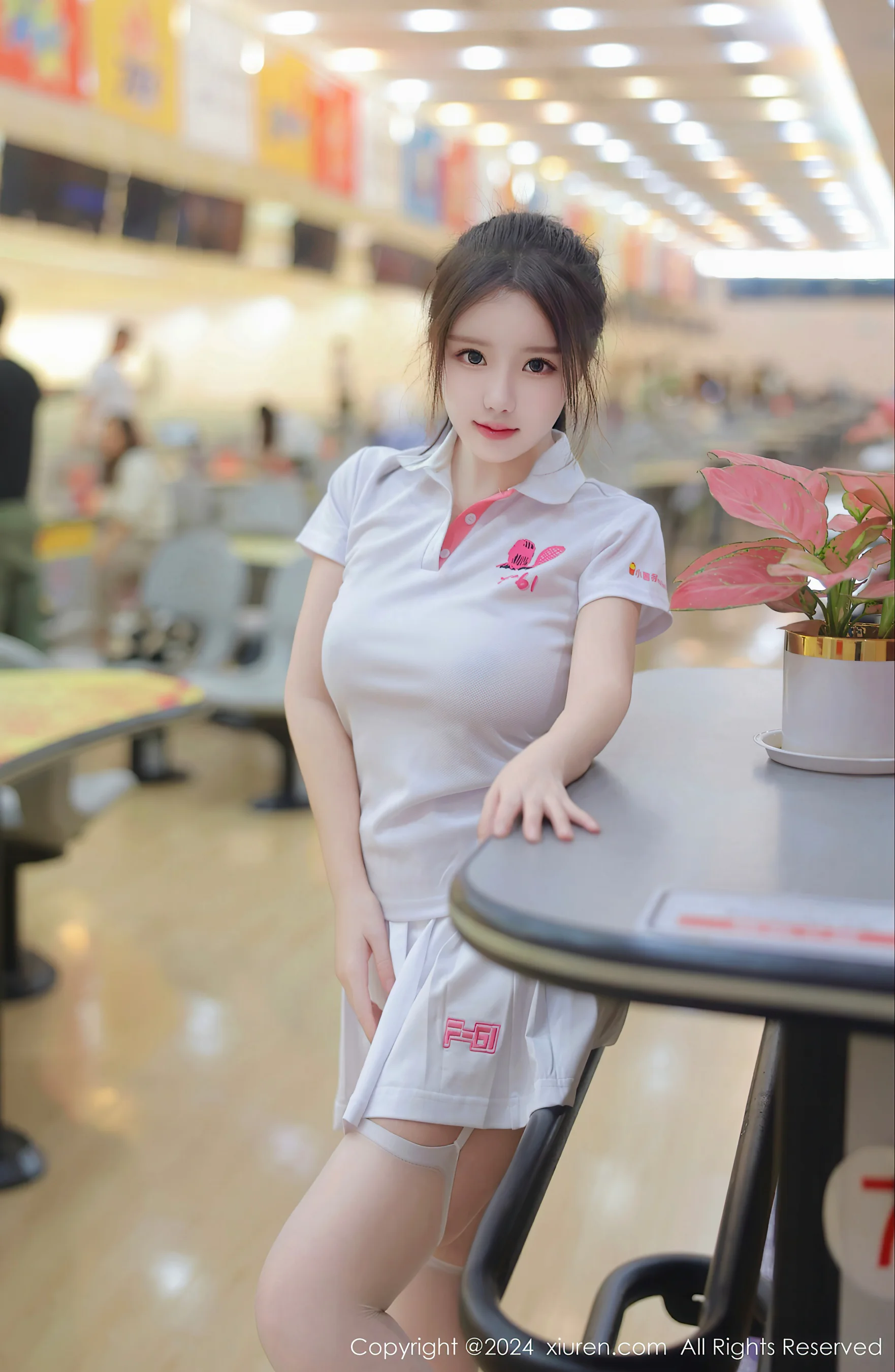 [XiuRen秀人网] No.8118 小薯条nienie 丝袜美腿 - 爱照片