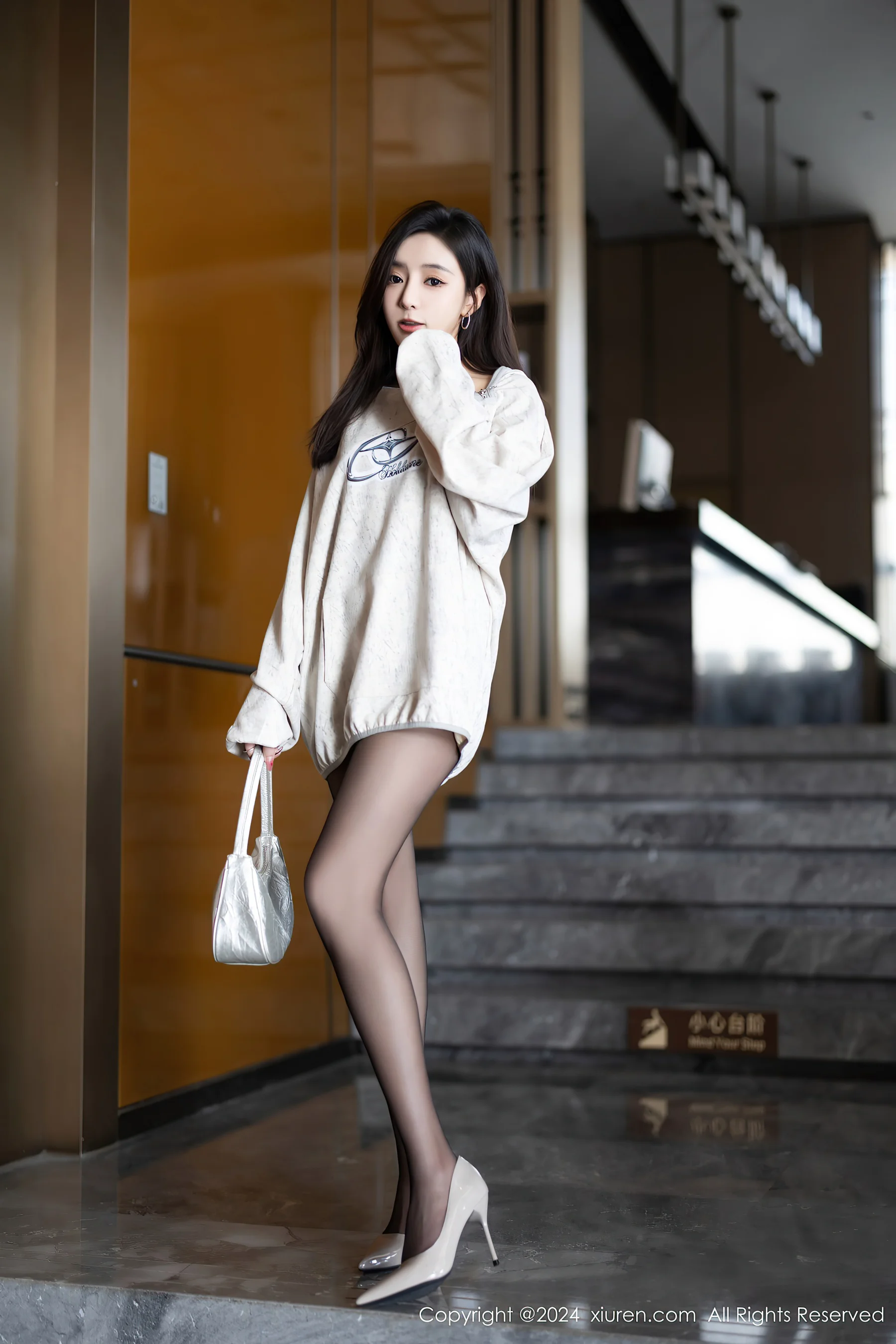 [XiuRen秀人网] No.8135 王馨瑶yanni 美腿黑丝 - 爱照片