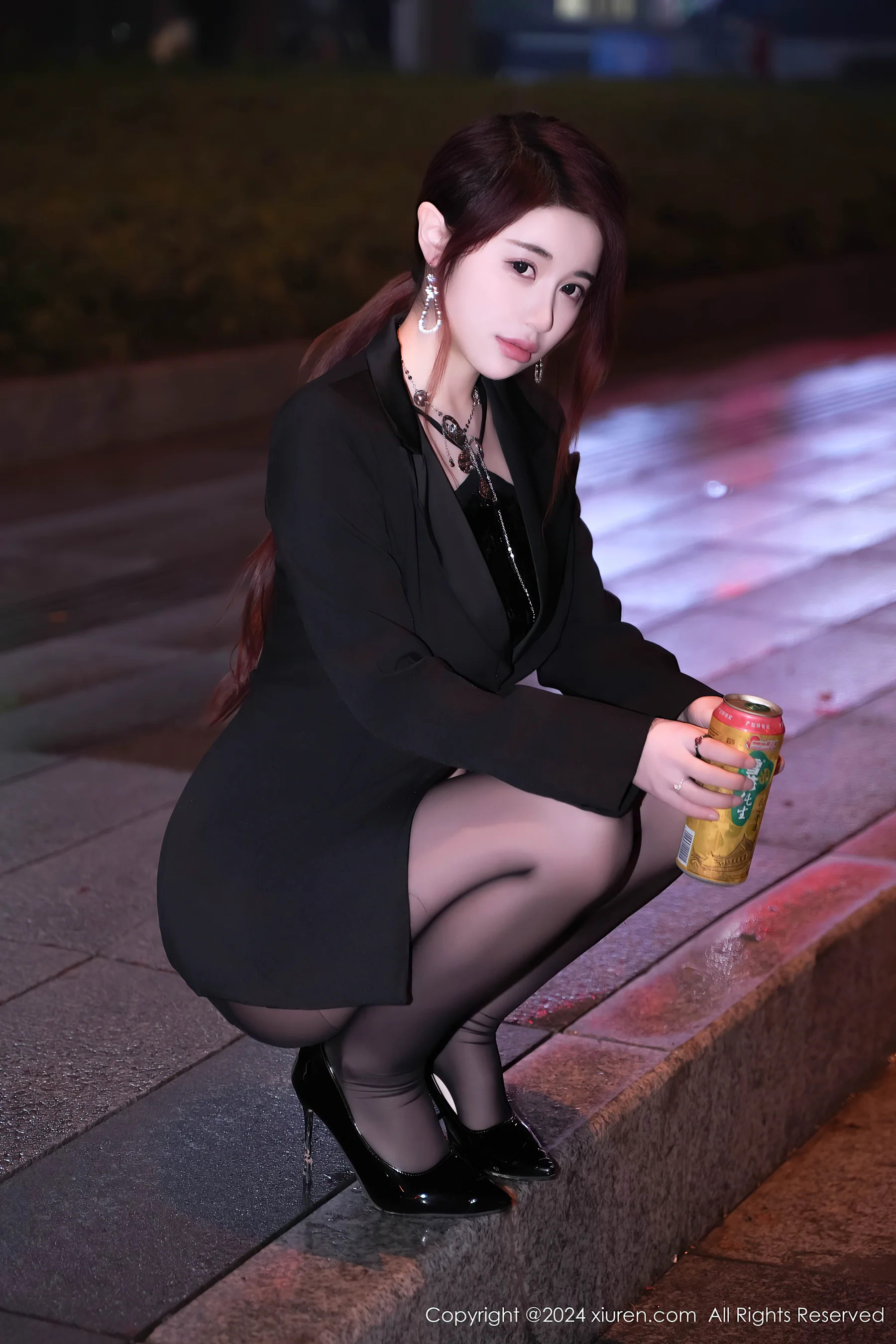 [XiuRen秀人网] No.8199 美七 Mia 黑丝美腿 - 爱照片