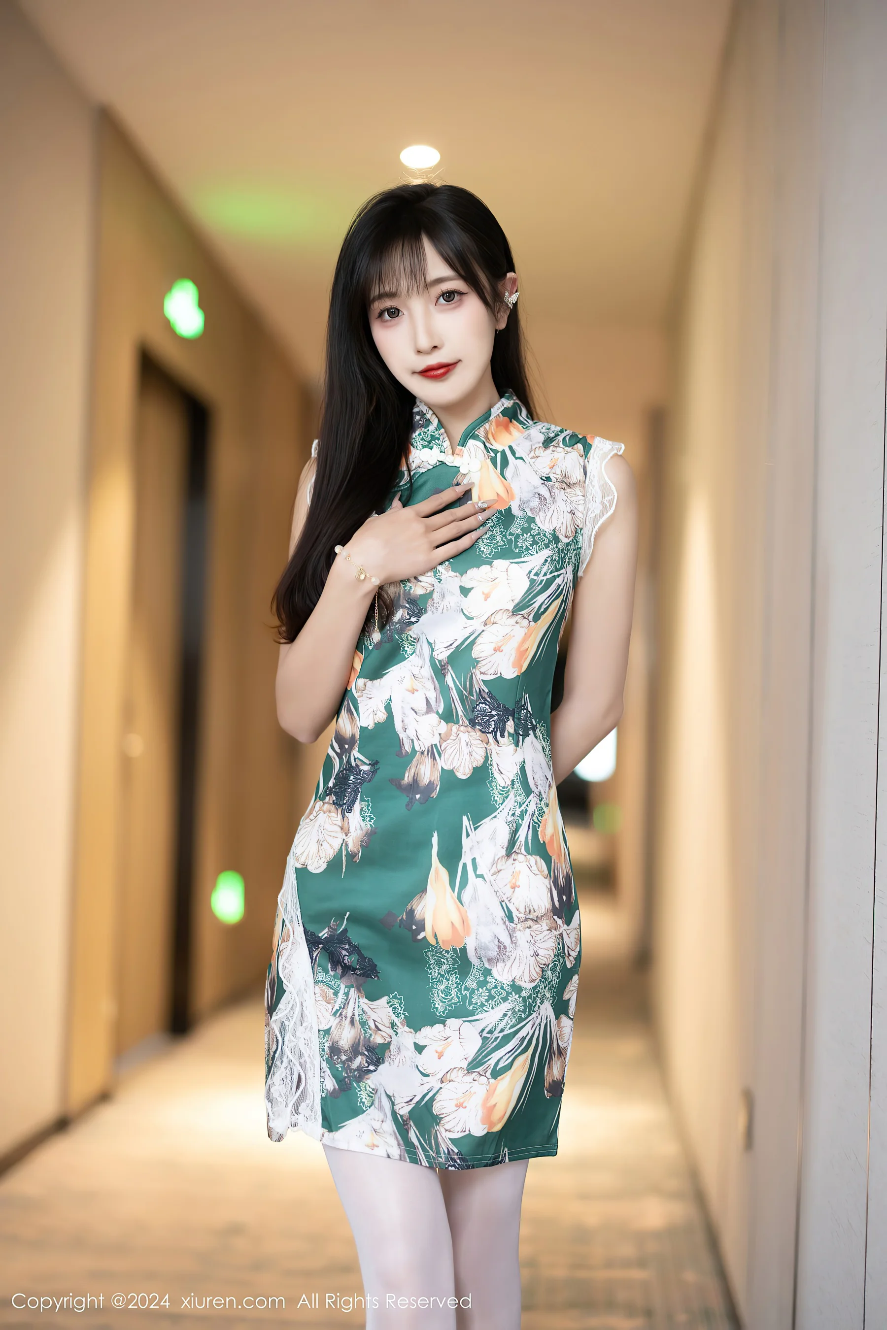 [XiuRen秀人网] No.8231 林星阑 丝袜美腿 - 爱照片
