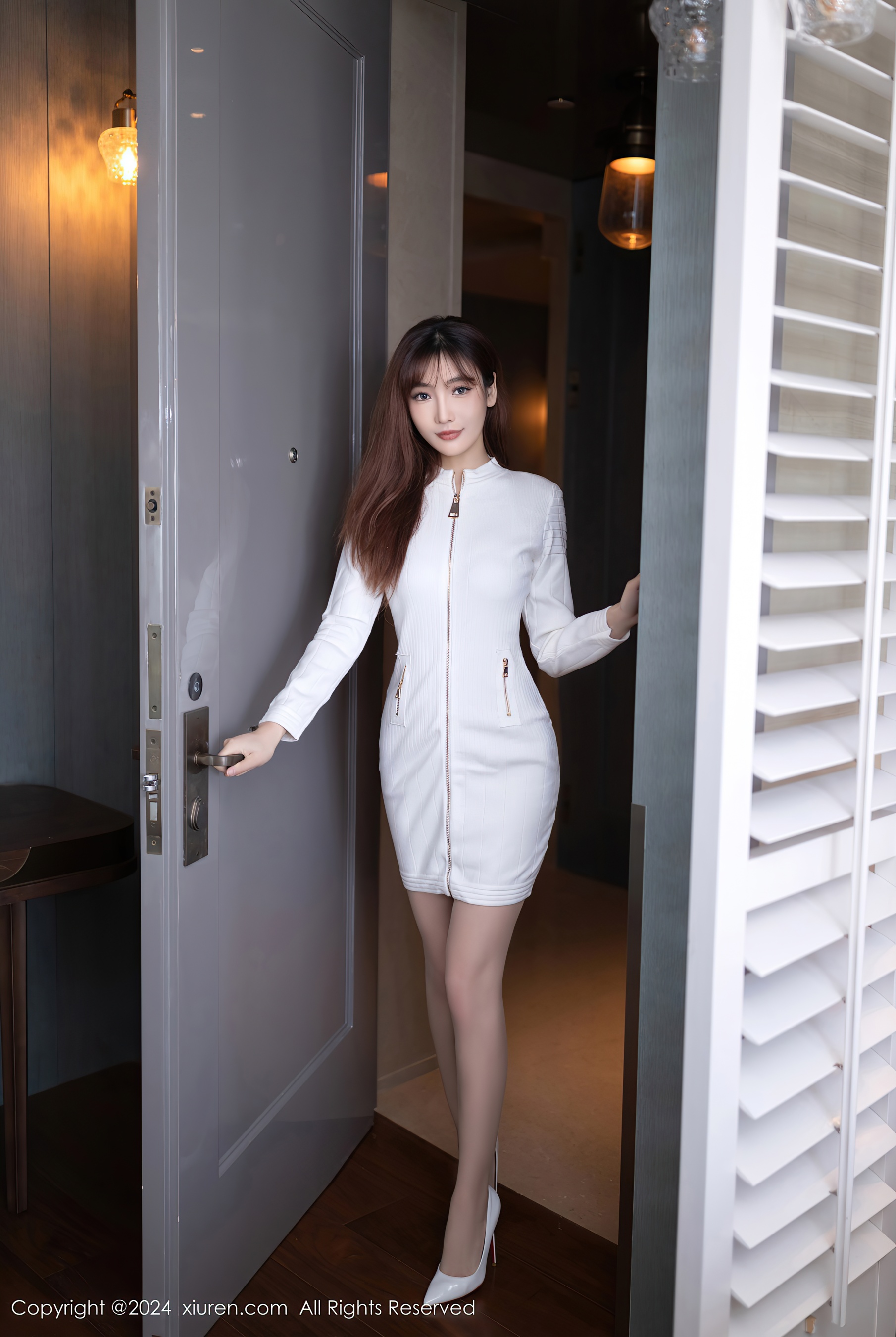 [XiuRen秀人网] No.8233 陆萱萱 丝袜美腿 - 爱照片